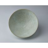 Arte Cinese A qingbai pottery bowl engraved with cloud motif China, Song dynasty .