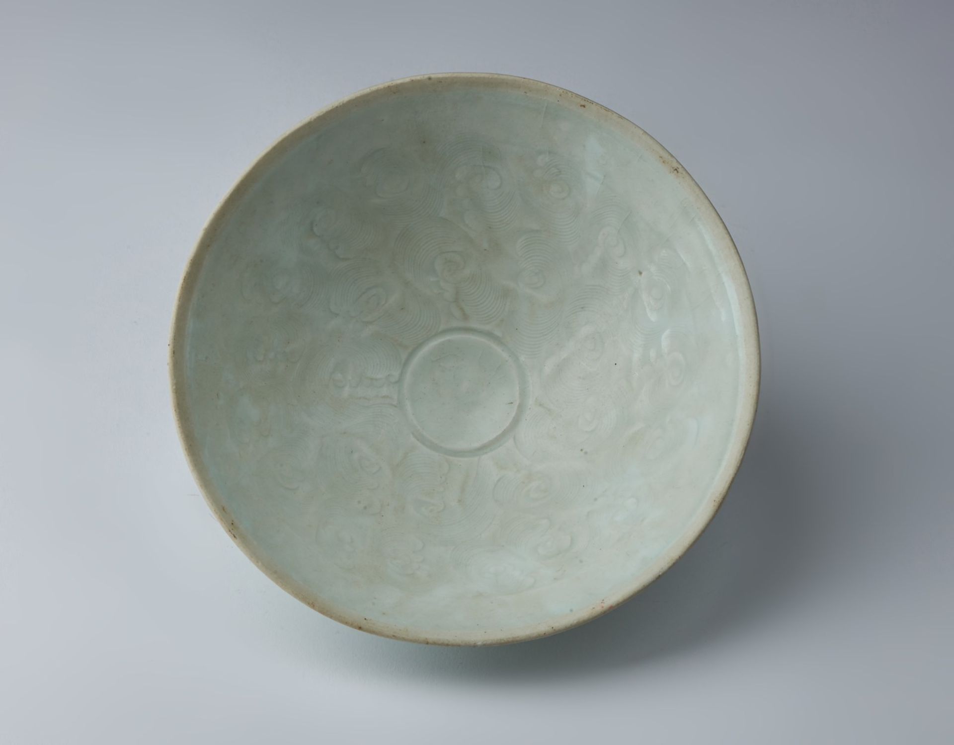 Arte Cinese A qingbai pottery bowl engraved with cloud motif China, Song dynasty .