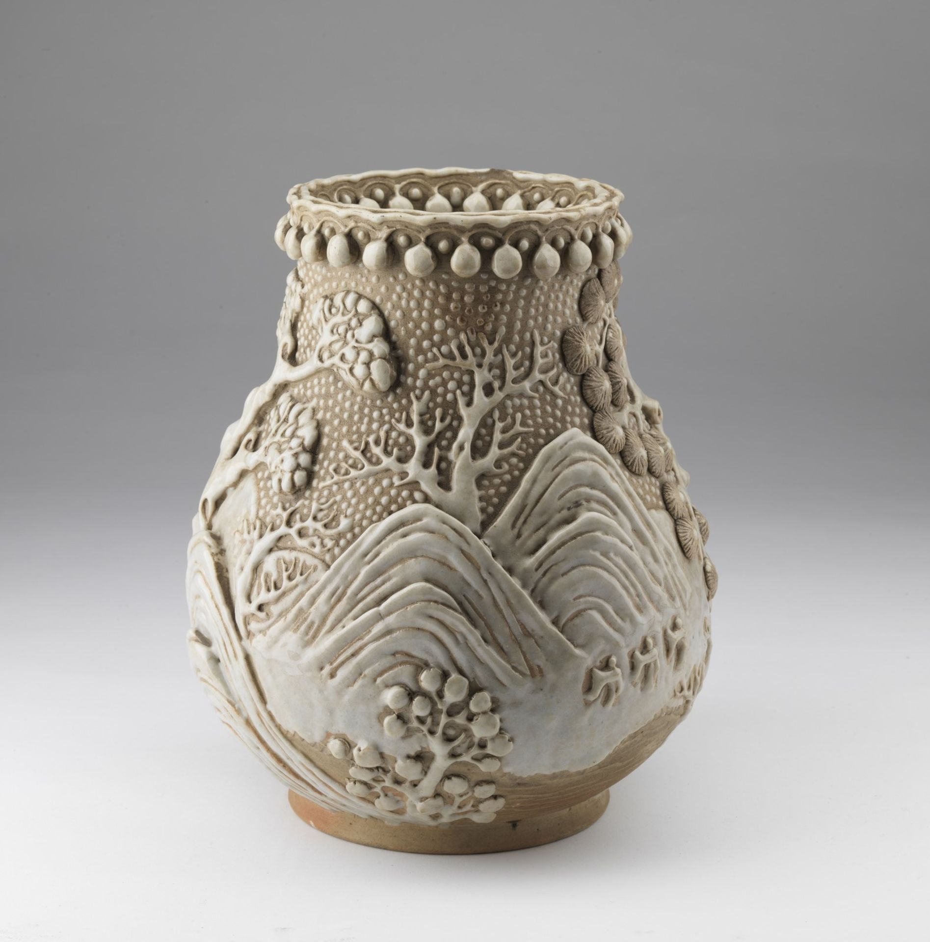 Arte Cinese A high relief white glaze hu vaseChina, Qing dynasty, 19th century. - Image 3 of 5