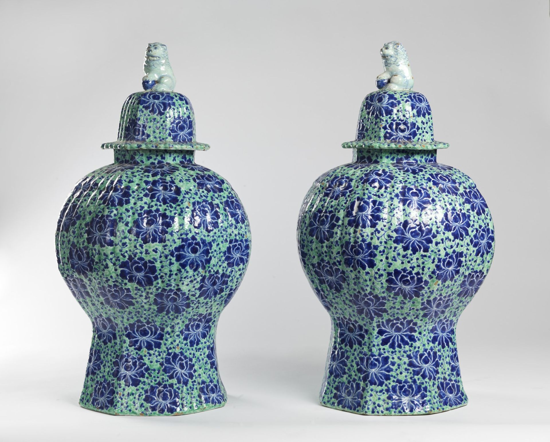 Arte Cinese A pair of large Chinoiserie pottery vases Europe, possibly Holland, 18th centuy .