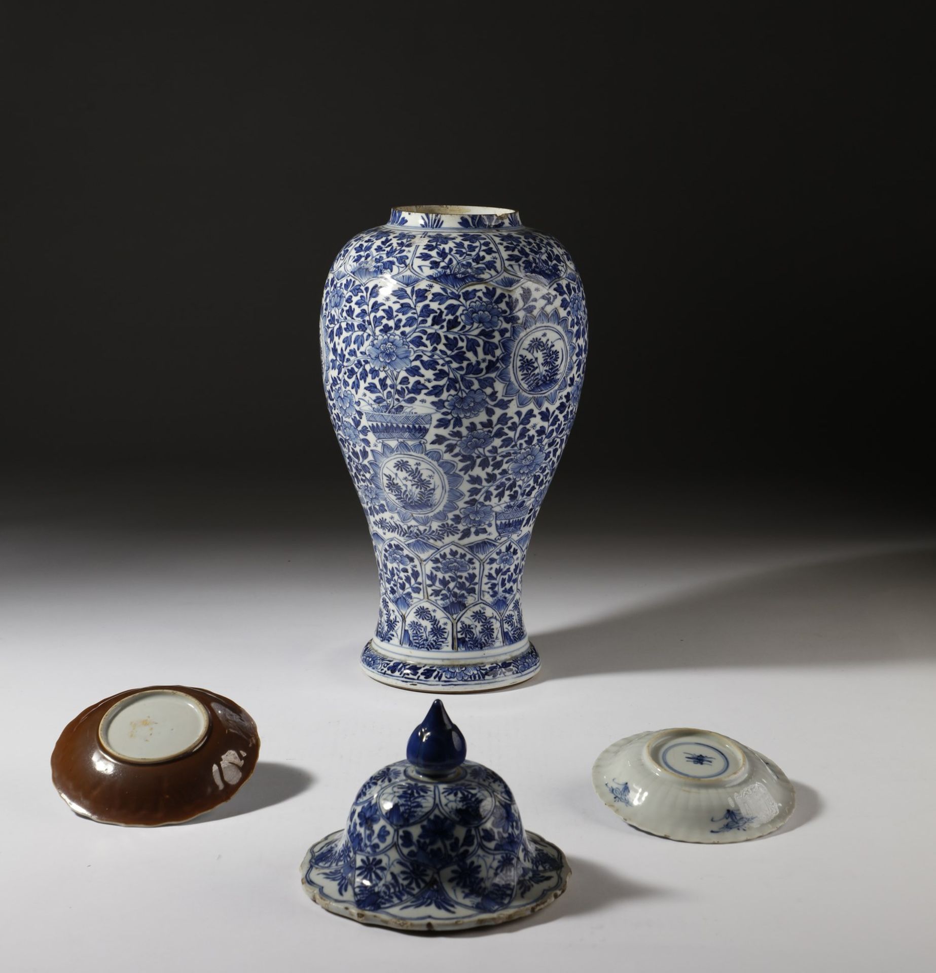 Arte Cinese A blue and white porcelain vase and two dishes China, Qing dynasty, Kangxi period, 17th - Image 2 of 4