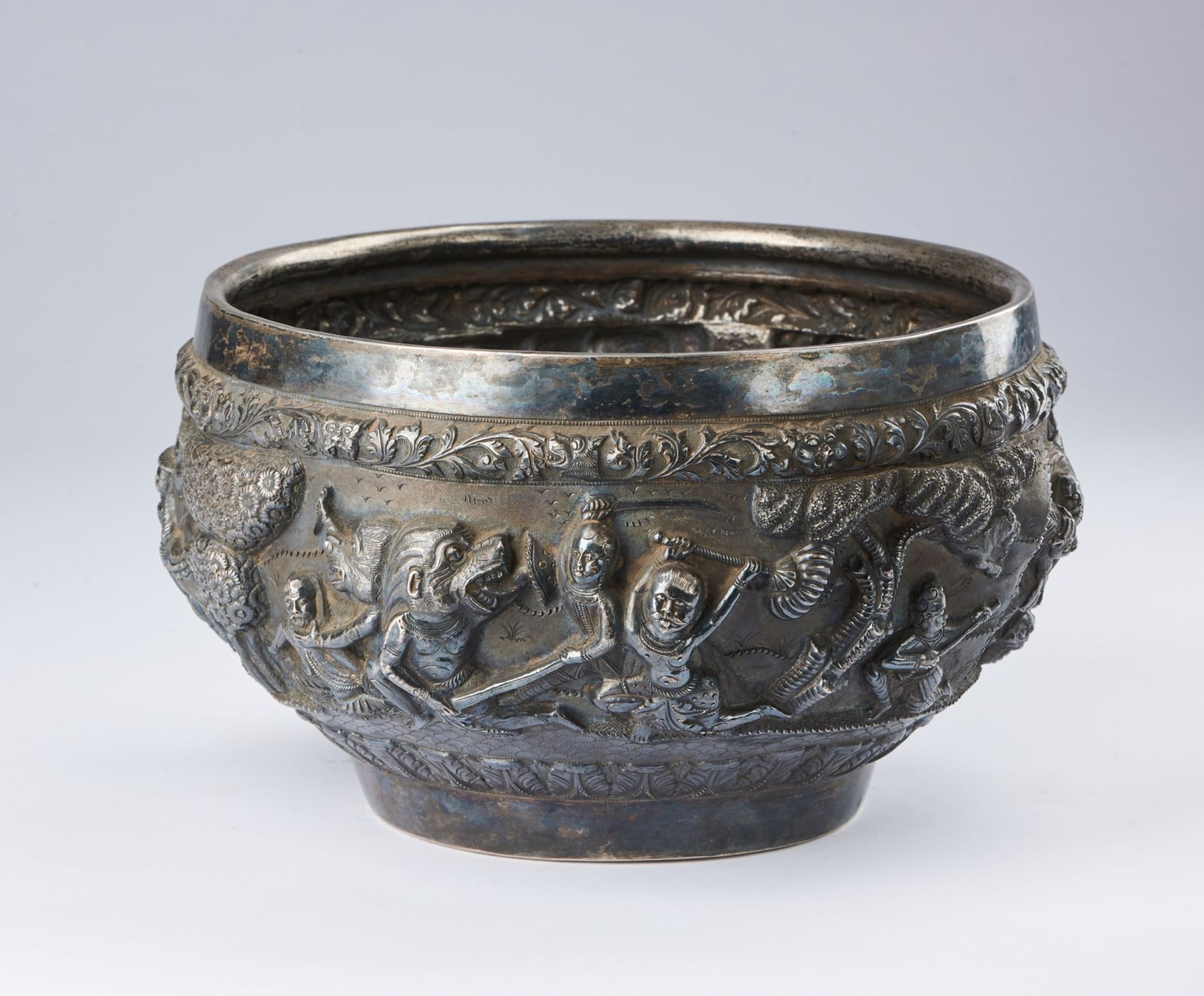 Arte Sud-Est Asiatico A large silver embossed basin decorated with battle scenes Burma, 19th centur - Image 4 of 5