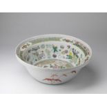 Arte Cinese A Canton porcelain basinChina, Qing dynasty, 19th century.