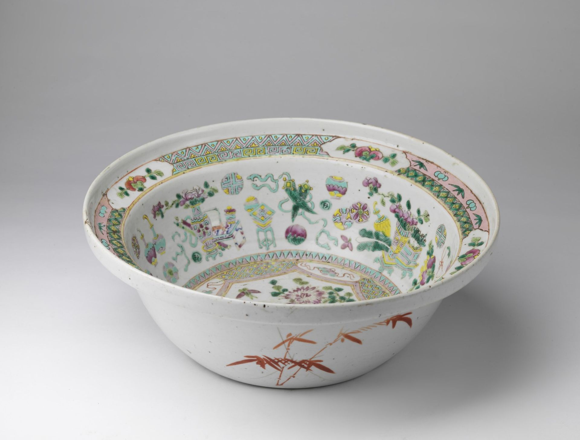 Arte Cinese A Canton porcelain basinChina, Qing dynasty, 19th century.