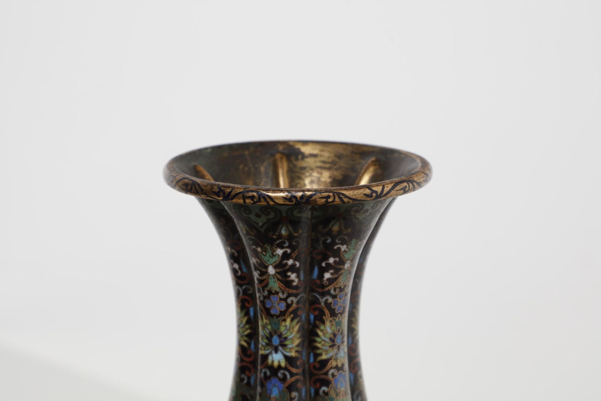 Arte Cinese A fluted cloisonnè vase decorated with chrysanthemumChina, 19th century . - Image 2 of 3
