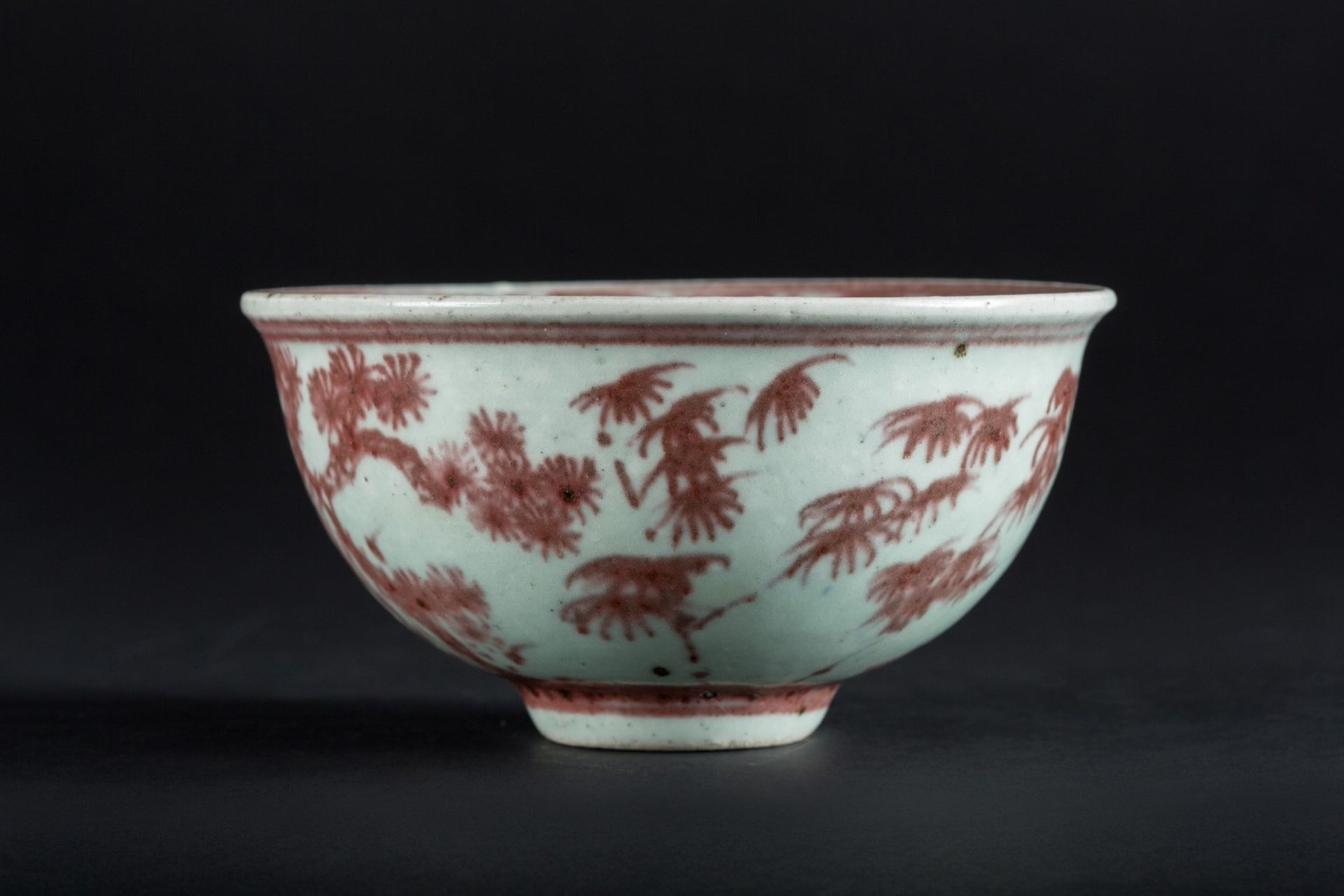Arte Cinese A red iron porcelain bowl painted with floral motifs China, 20th century or earlier .