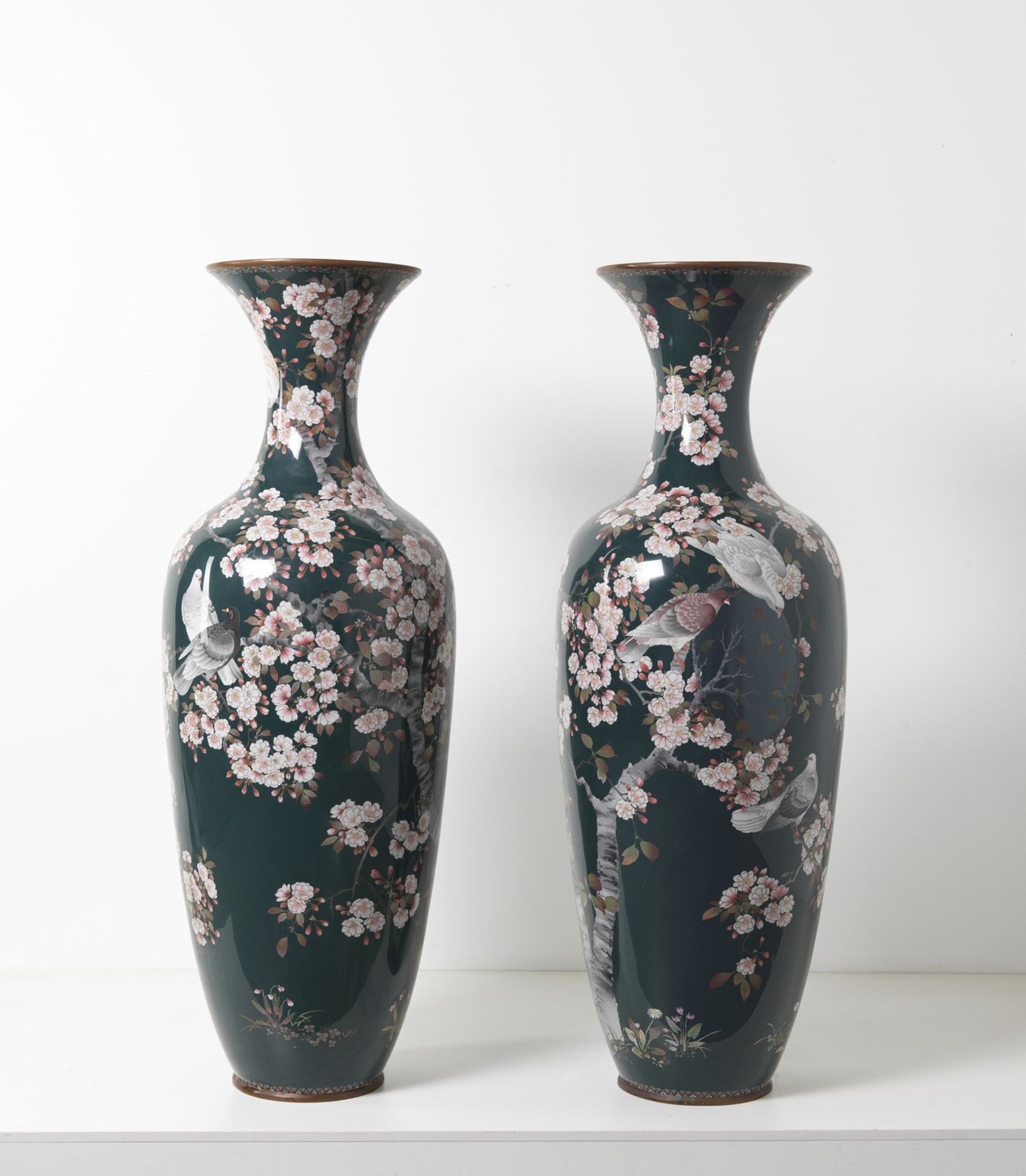 ARTE GIAPPONESE A pair of monumental cloisonnè vases Japan, Meiji/Taisho period, 19th-20th century - Image 4 of 5