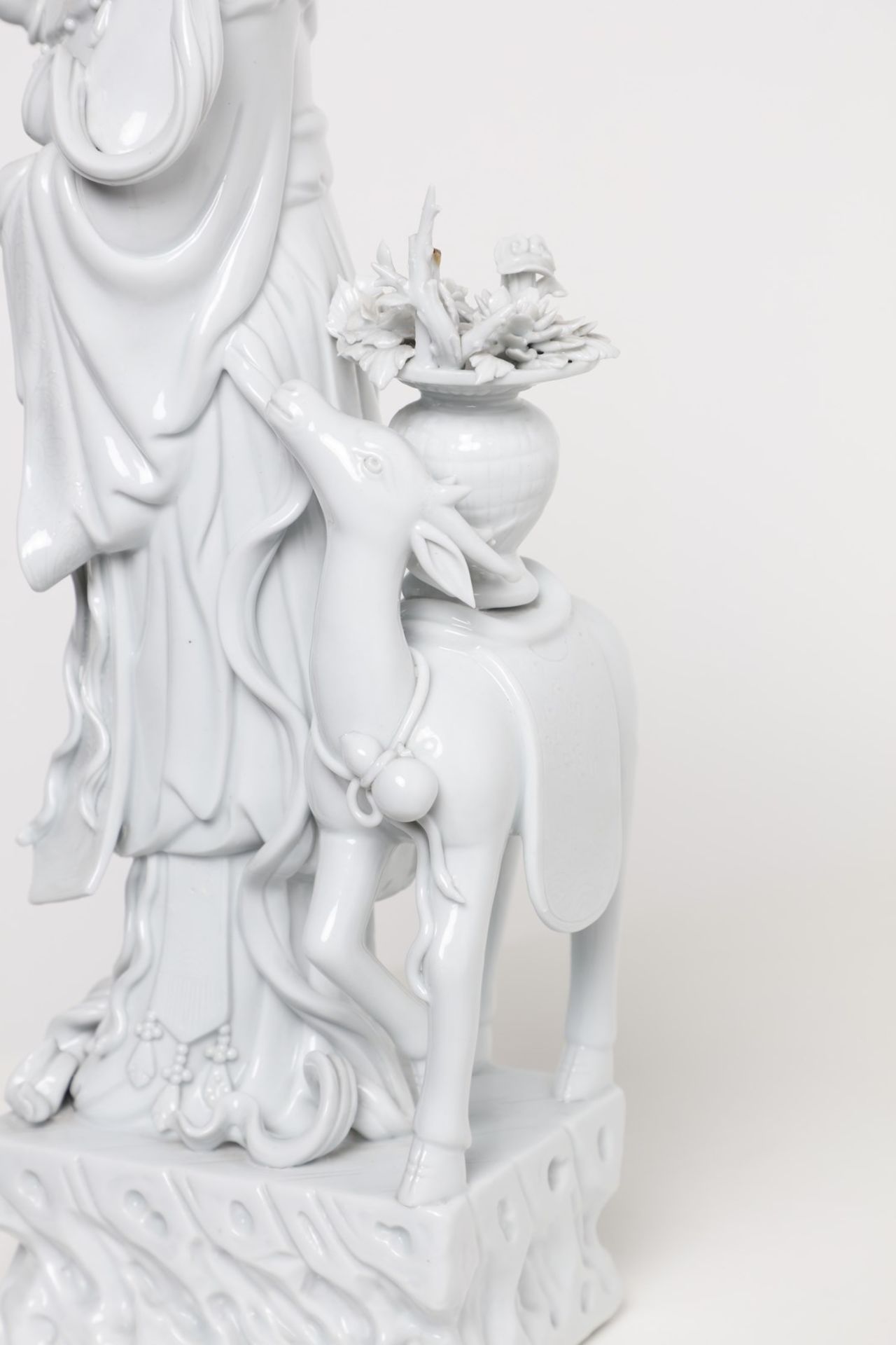 Arte Cinese A Blanc de Chine porcelain figure of standing Guanyin flanked by a deerChina, 19th cent - Image 5 of 7