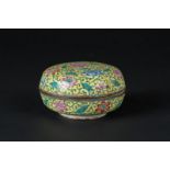 Arte Cinese A metal enamelled box painted with floral motifs over yellow ground China, Qing dynasty