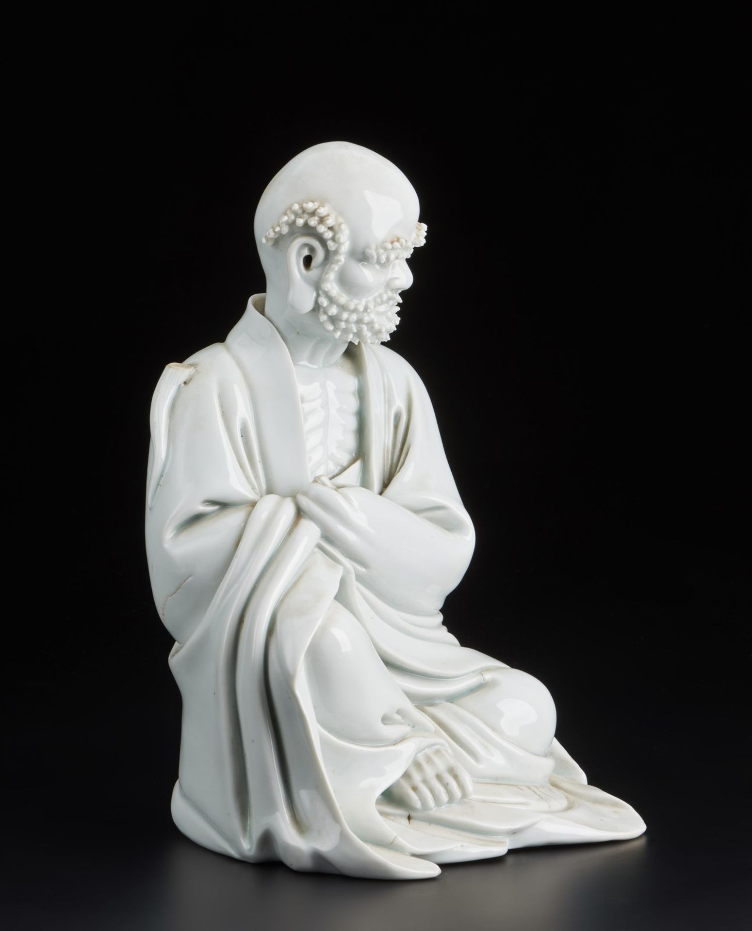 Arte Cinese A Blanc de Chine porcelain figure of a seated LohanChina, 19th century . - Bild 2 aus 5