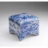 Arte Cinese A blue and white porcelain box and cover painted with phoenixes among leaves China, Qin