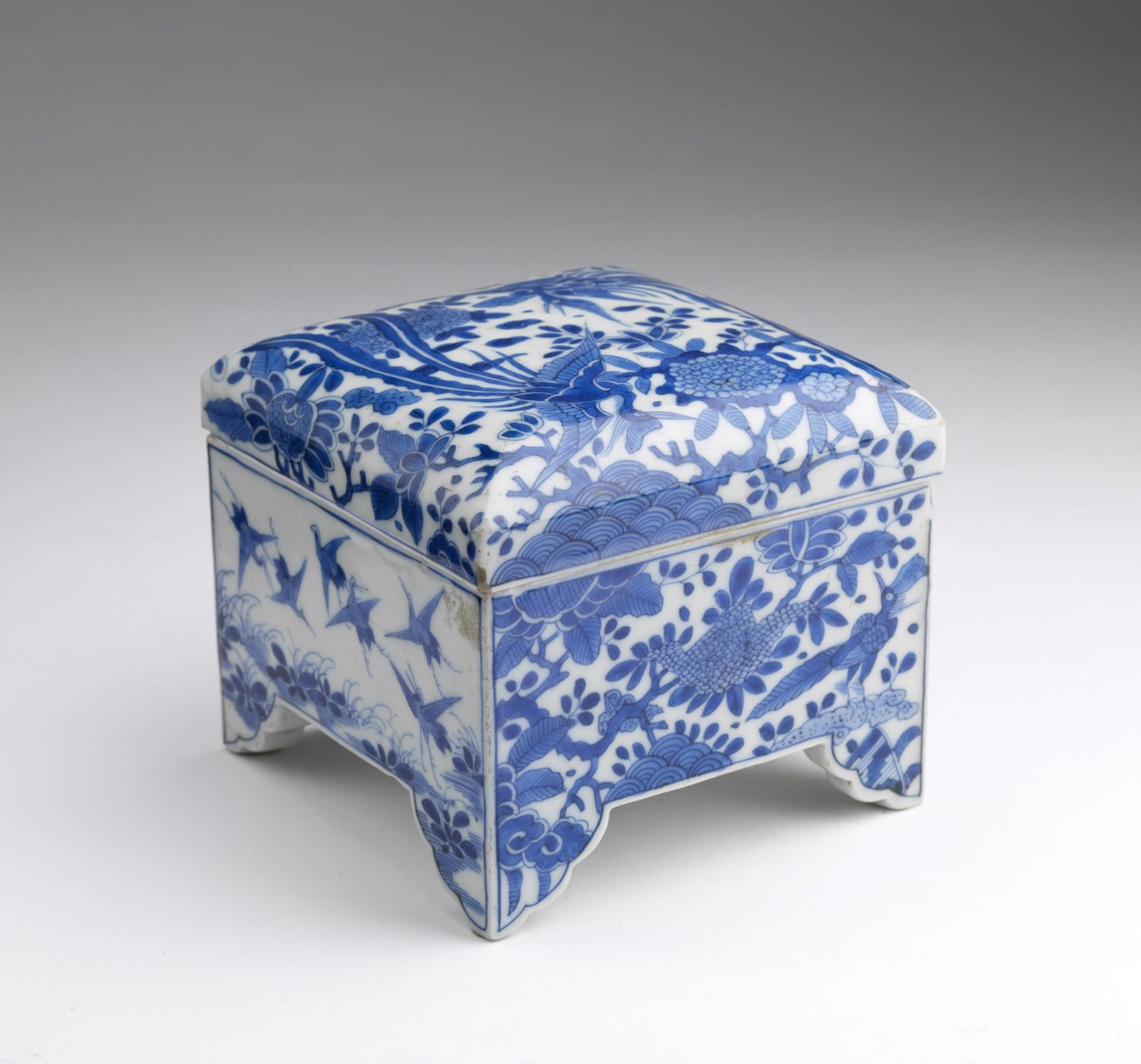 Arte Cinese A blue and white porcelain box and cover painted with phoenixes among leaves China, Qin