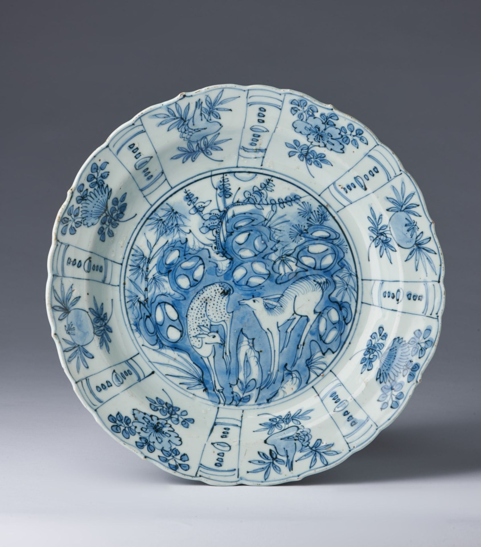 Arte Cinese A fine export blue and white porcelain dishChina, Ming dynasty, Wanli period, 16th cent