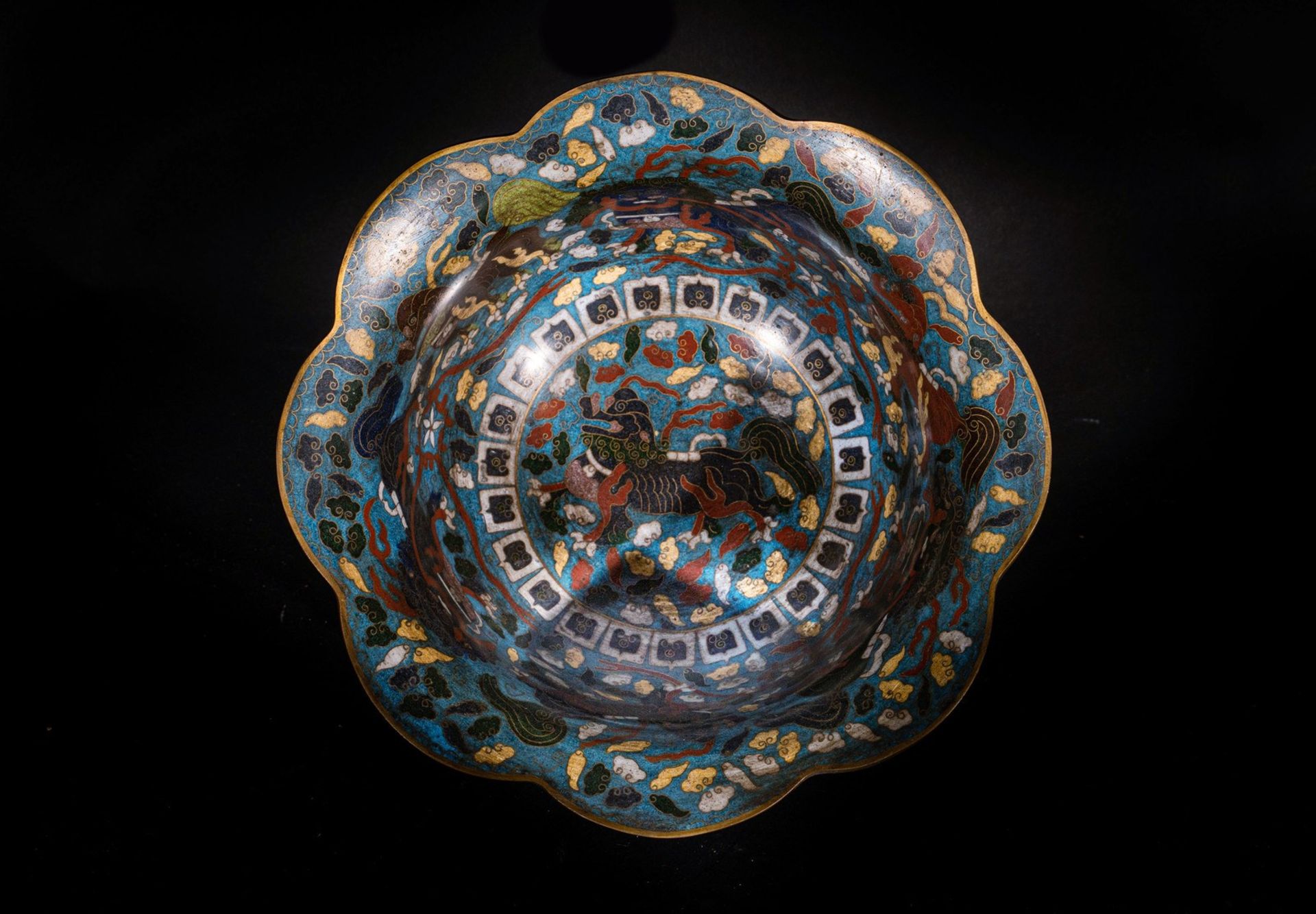 Arte Cinese A Ming style cloisonné bowl bearing a Qianlong four character mark at the base China, Q - Image 2 of 4