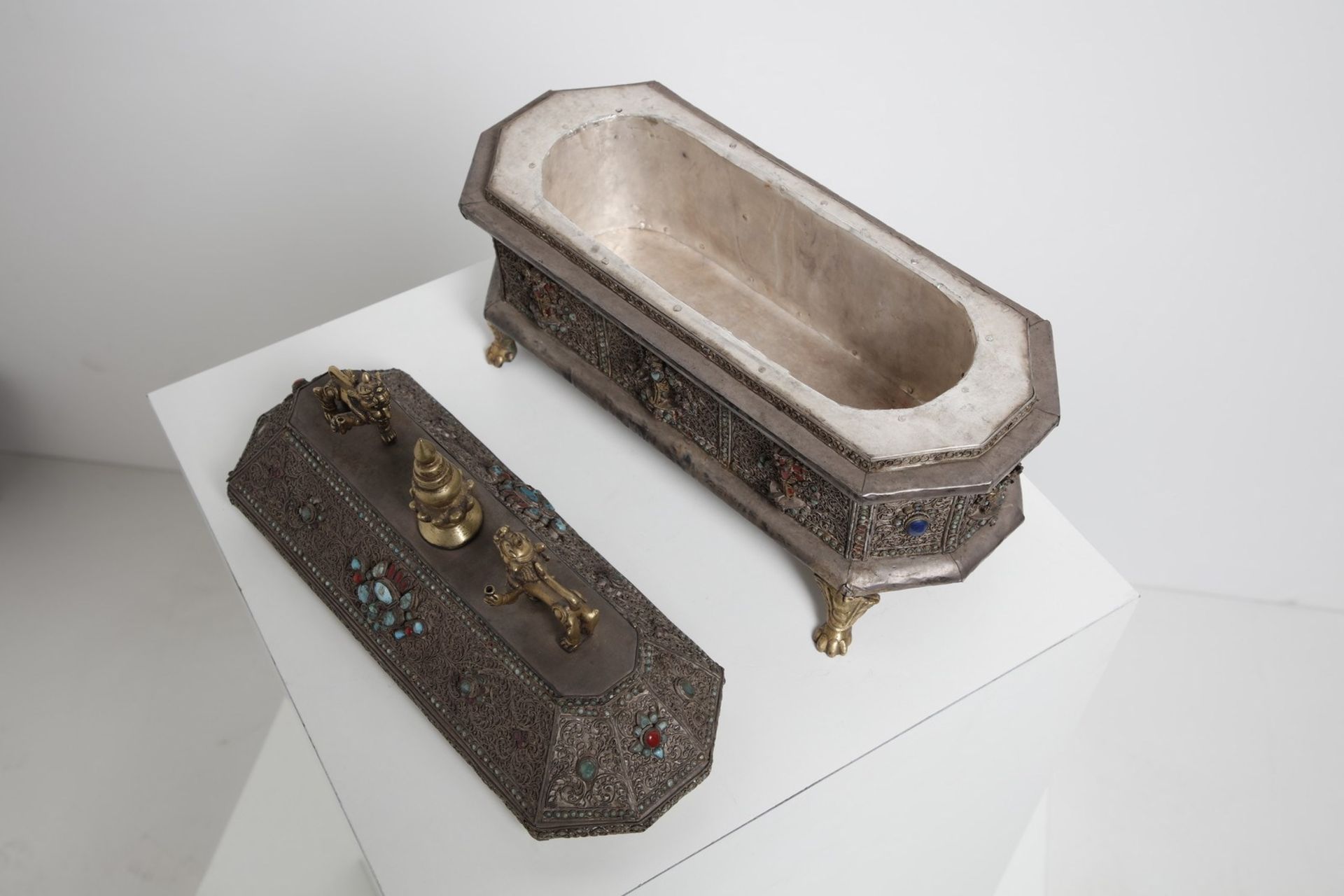Arte Himalayana A silver box encrusted with hard stones Nepal, early 20th century . - Image 5 of 7