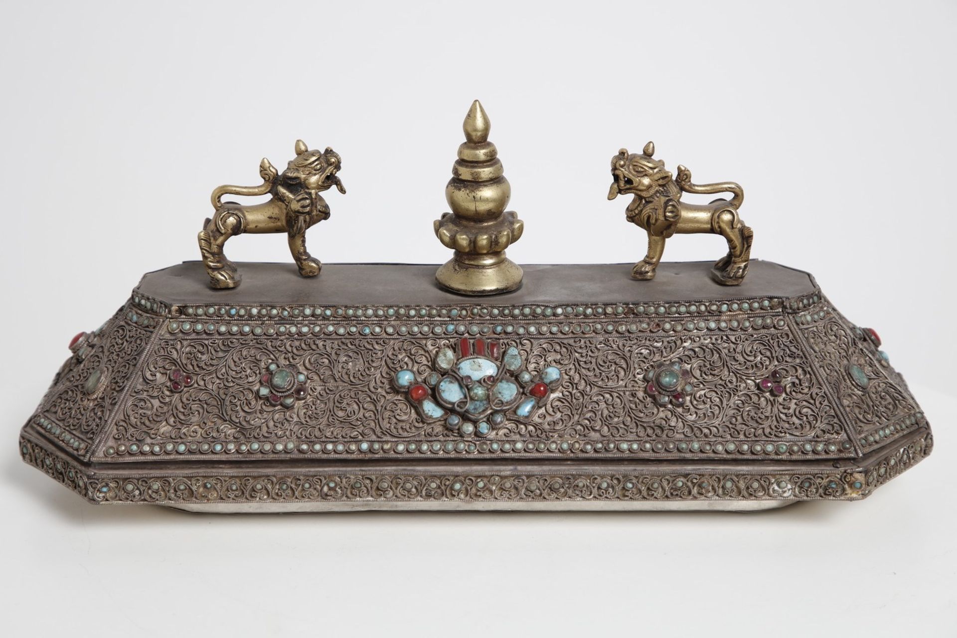 Arte Himalayana A silver box encrusted with hard stones Nepal, early 20th century . - Image 7 of 7