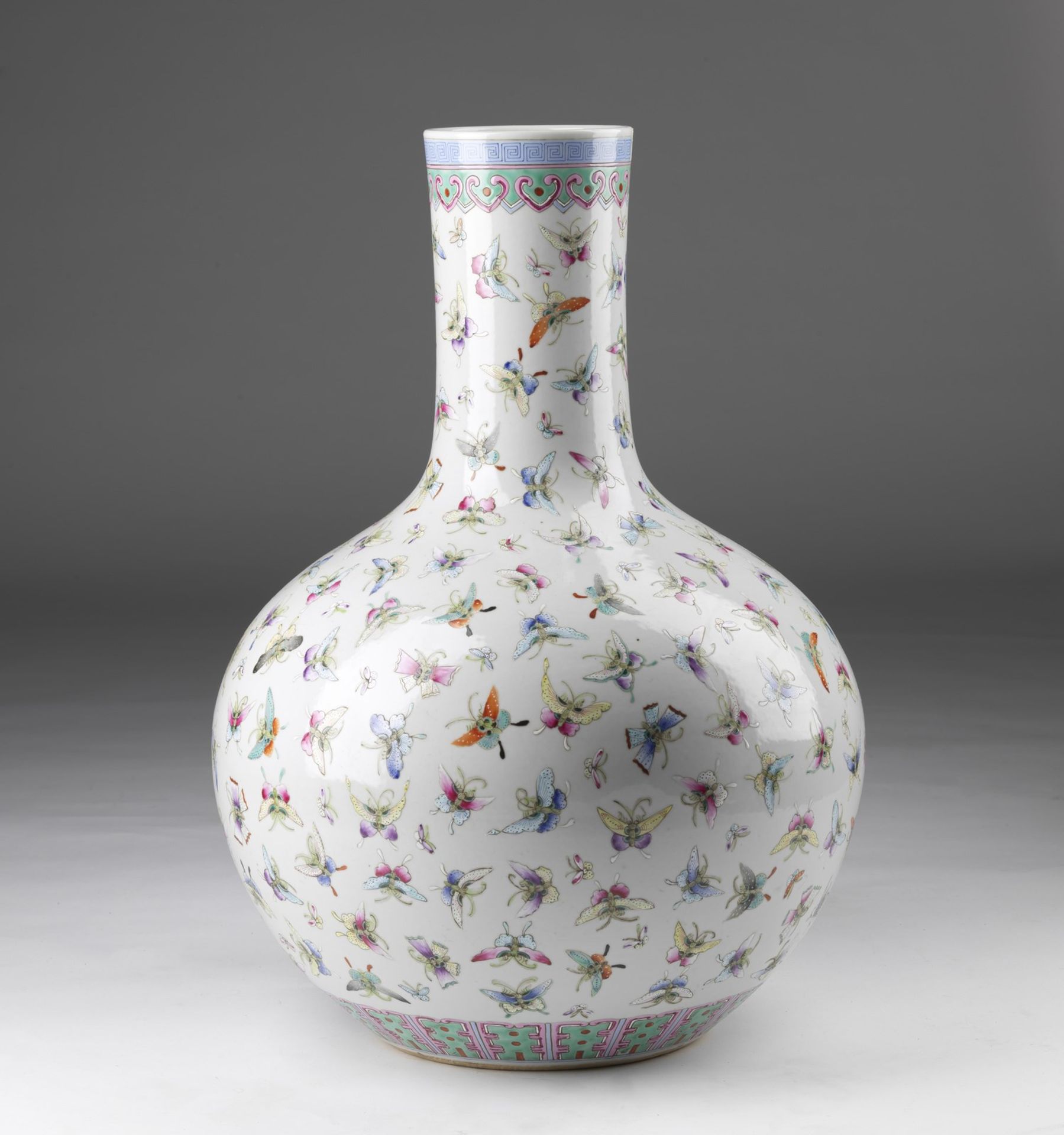 Arte Cinese A monumental tianchuping globular vase with butterflies China, Qing dynasty, 19th cent - Bild 2 aus 3
