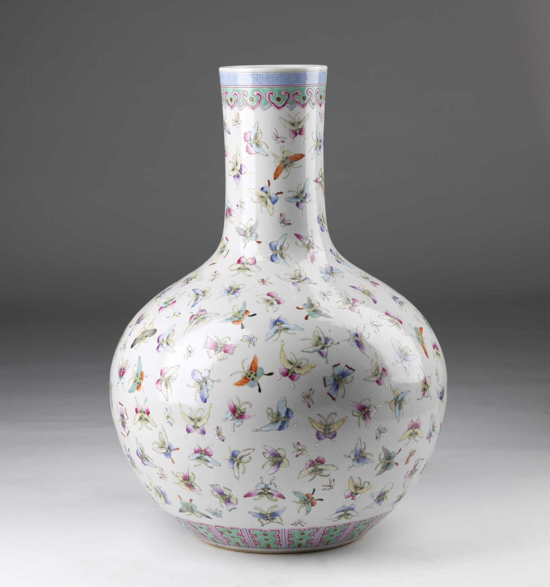 Arte Cinese A monumental tianchuping globular vase with butterflies China, Qing dynasty, 19th cent - Image 2 of 3