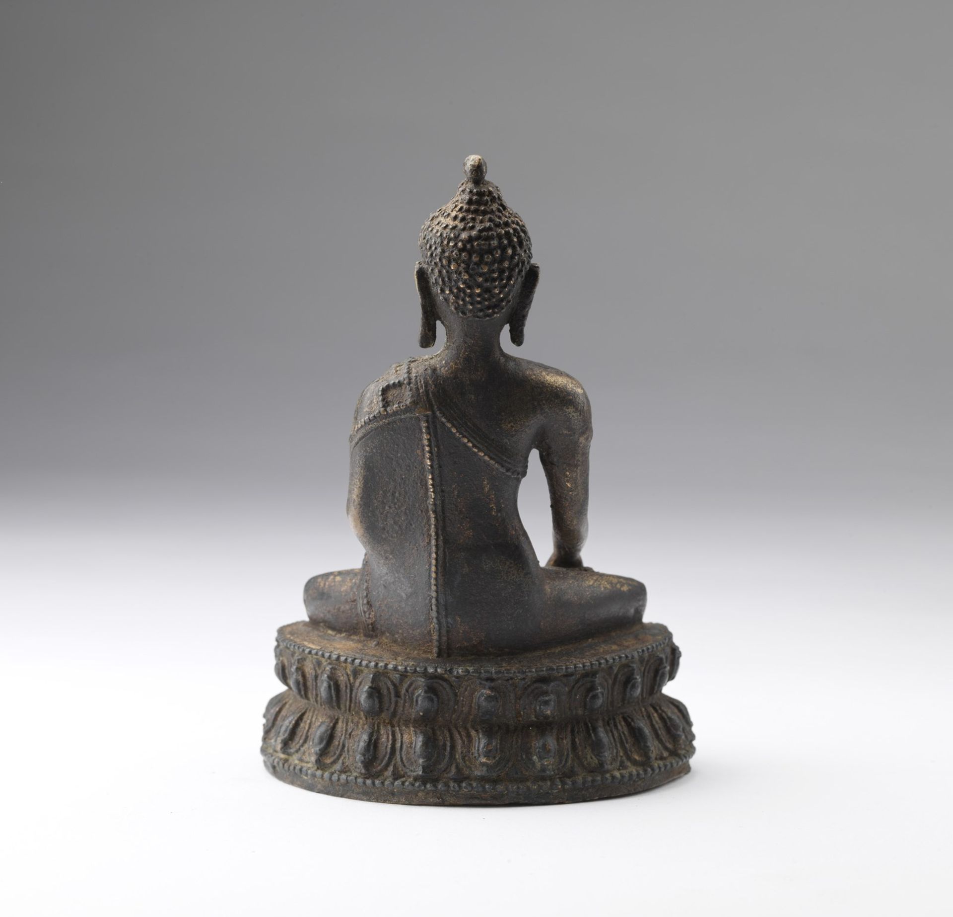 Arte Cinese A bronze figure of Buddha China, Qing dynasty, 18th century (?) . - Image 3 of 4