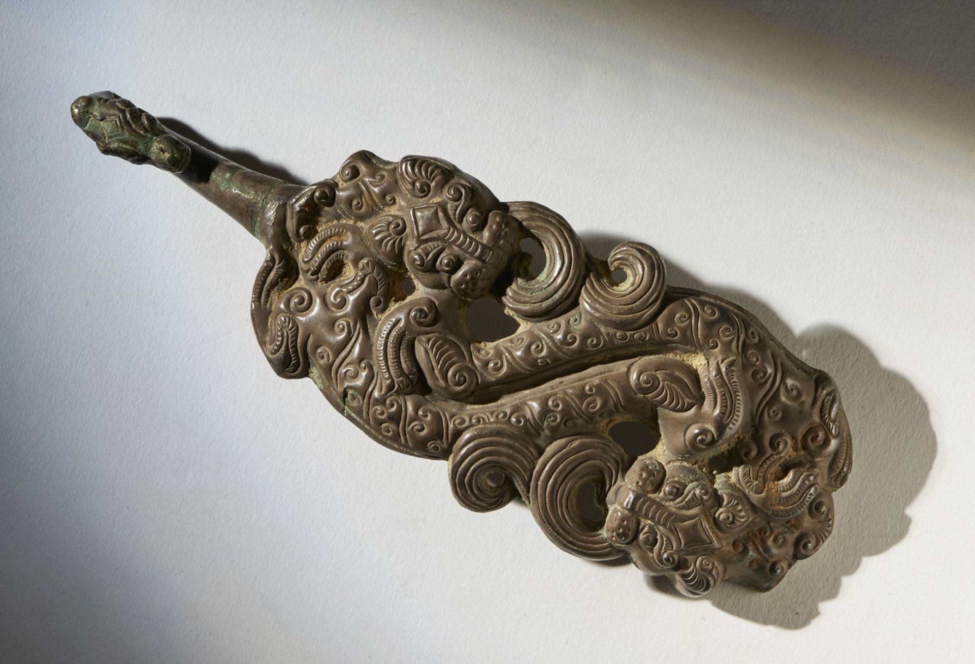 Arte Cinese A zoomorphic buckle China, Warring States Period, 453 a.C.- 231 a.C.