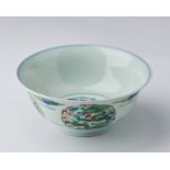 Arte Cinese A wucai porcelain bowl painted with dragons within reserves and bearing a spurious Yong