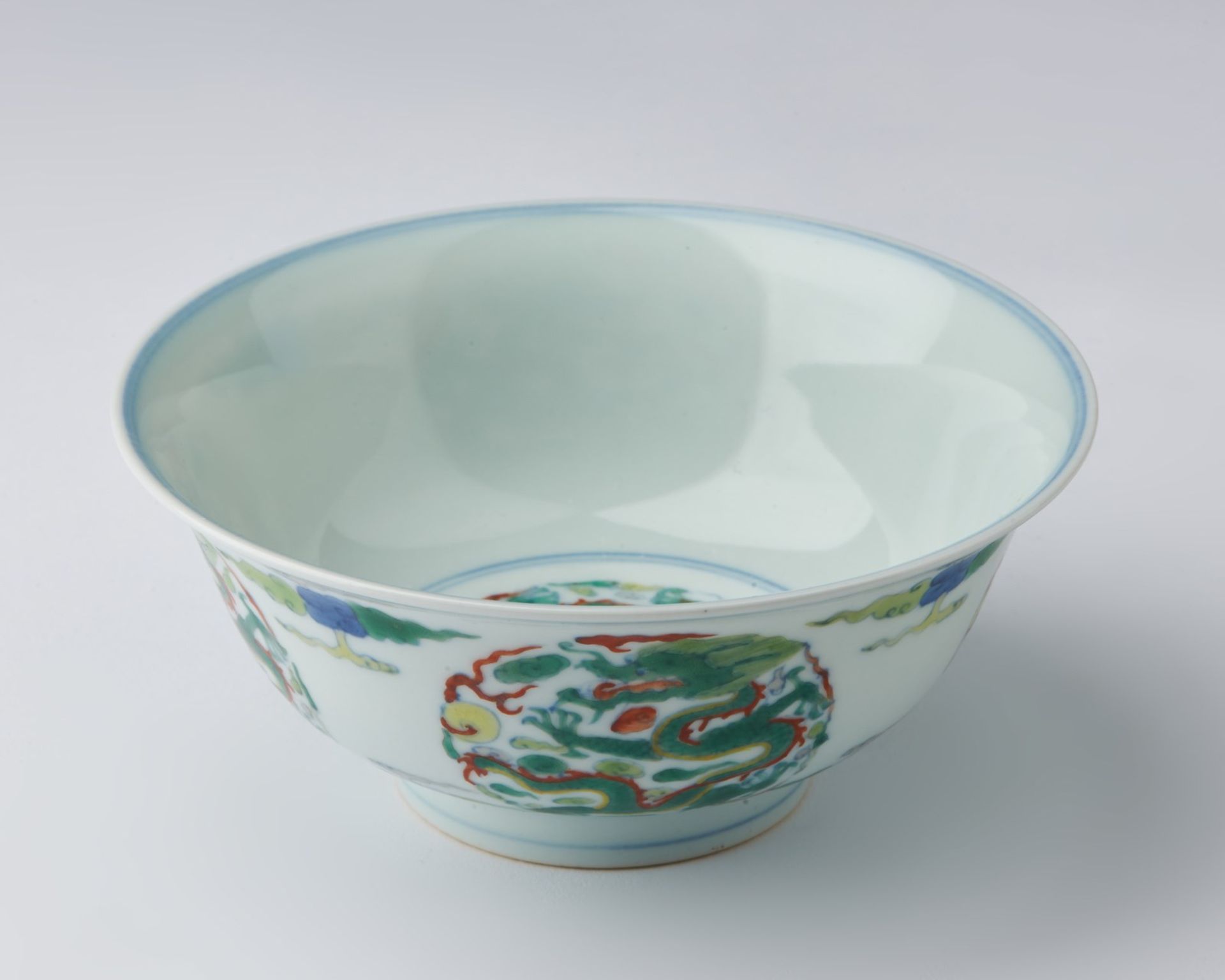 Arte Cinese A wucai porcelain bowl painted with dragons within reserves and bearing a spurious Yong