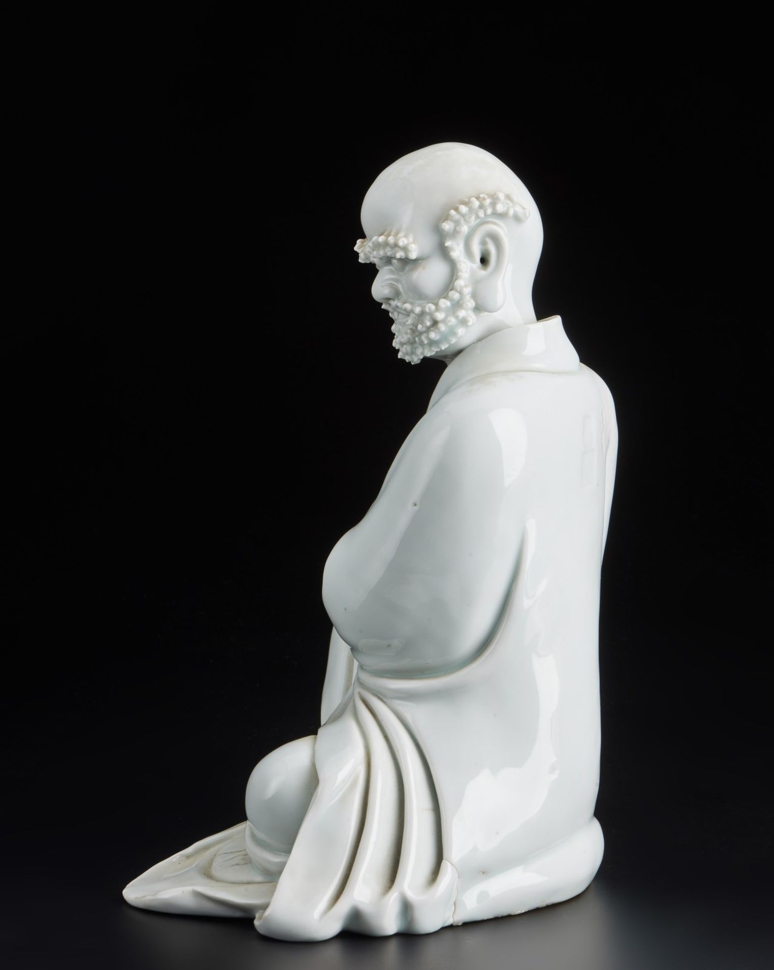 Arte Cinese A Blanc de Chine porcelain figure of a seated LohanChina, 19th century . - Image 3 of 5