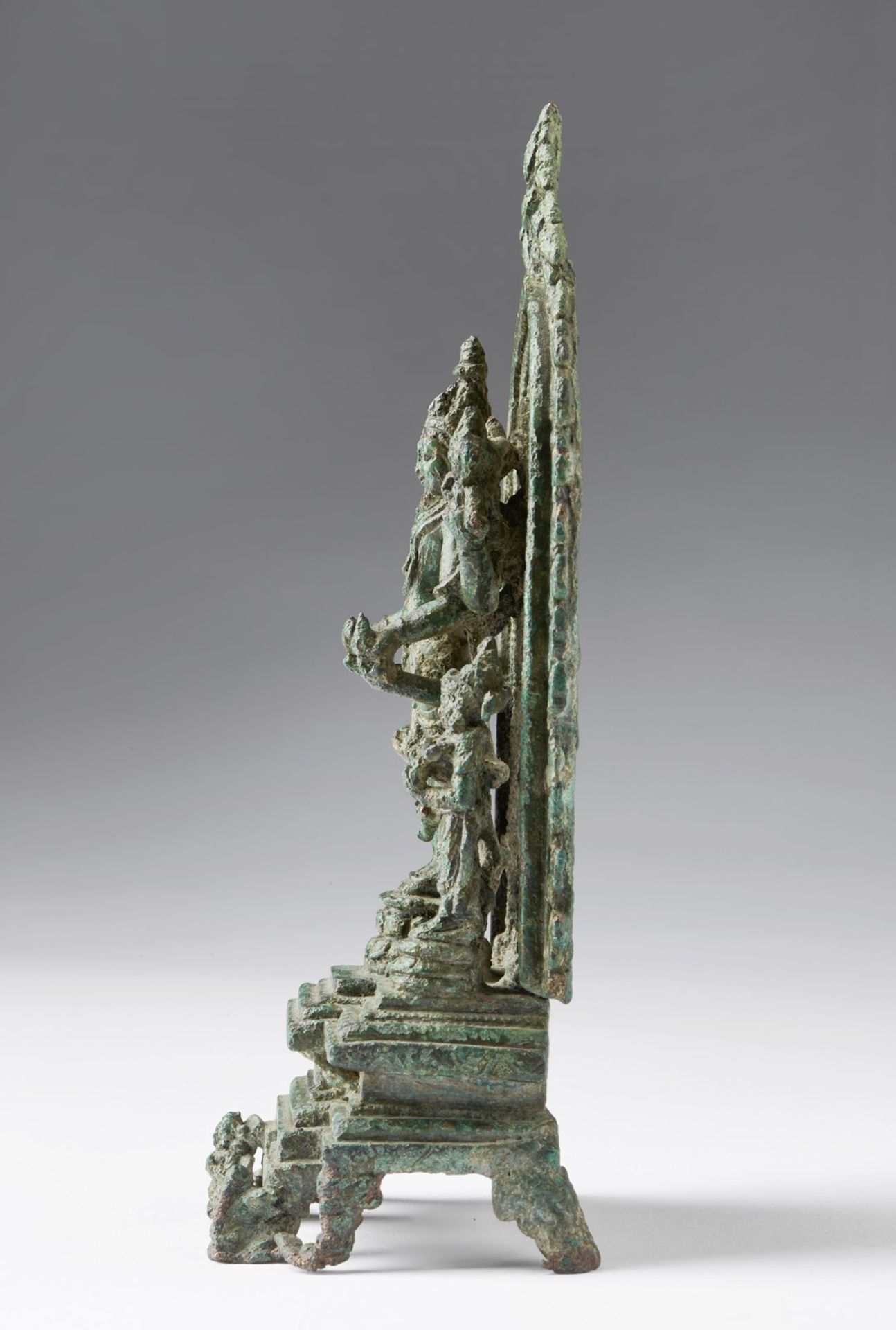 Arte Indiana A bronze figure of Vishnu North Eastern India, Pala period, 11th century . - Bild 3 aus 5