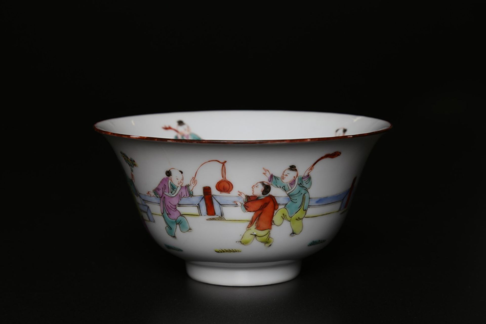 Arte Cinese A porcelain cup with famille rose decoration of ladies and children at play China, Qing - Bild 2 aus 4