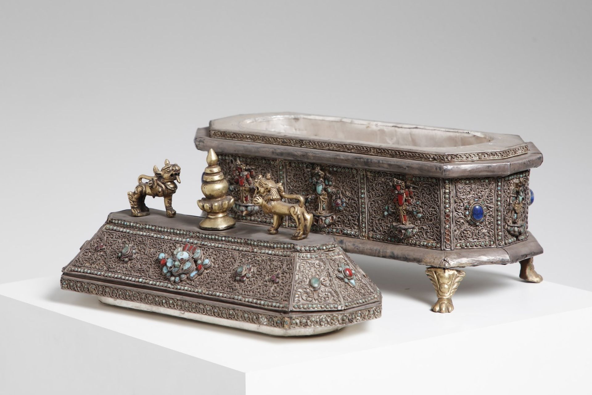 Arte Himalayana A silver box encrusted with hard stones Nepal, early 20th century . - Image 4 of 7