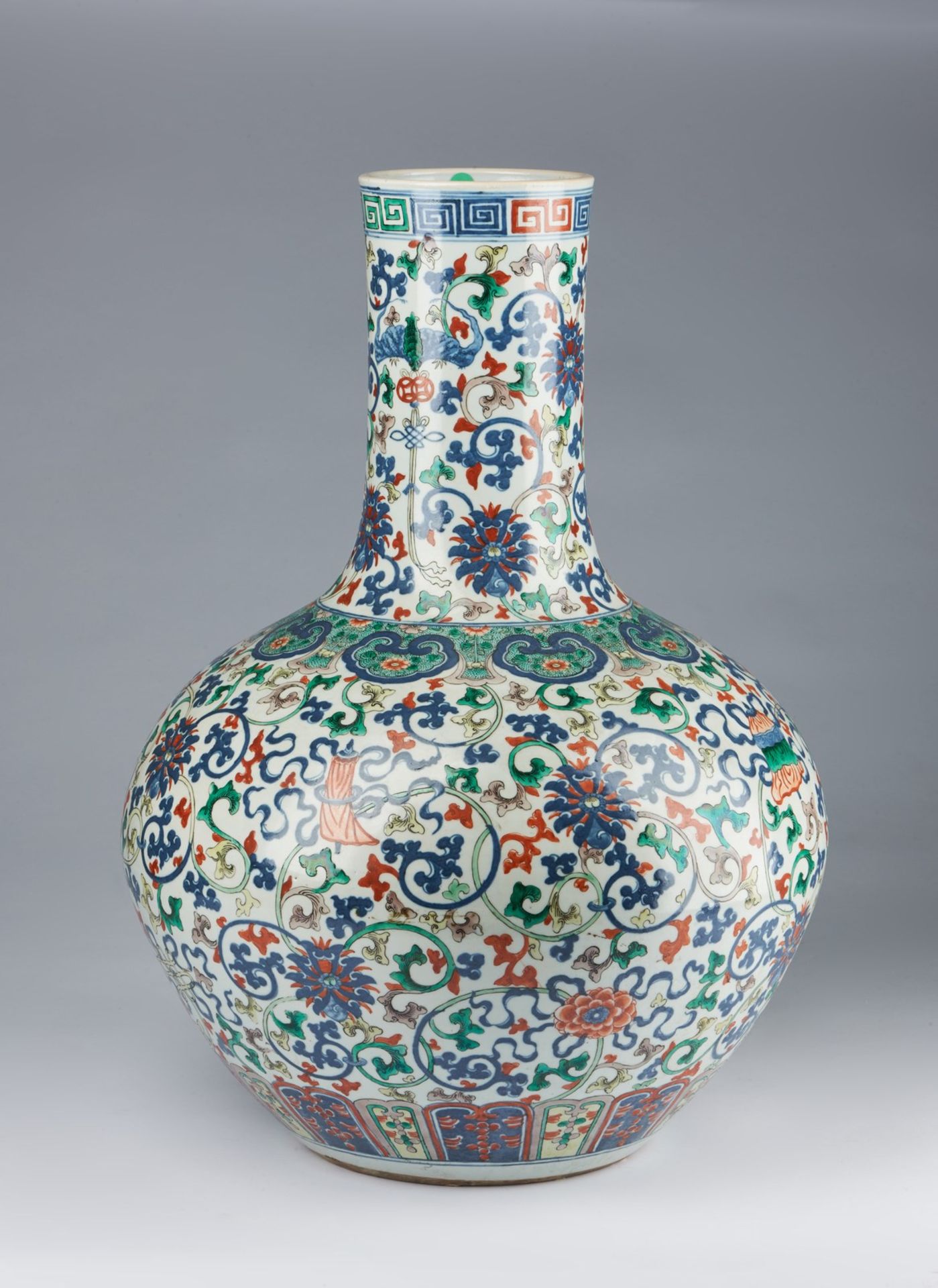 Arte Cinese A large tianchuping wucai porcelain vase bearing a Kangxi six character mark at the bas