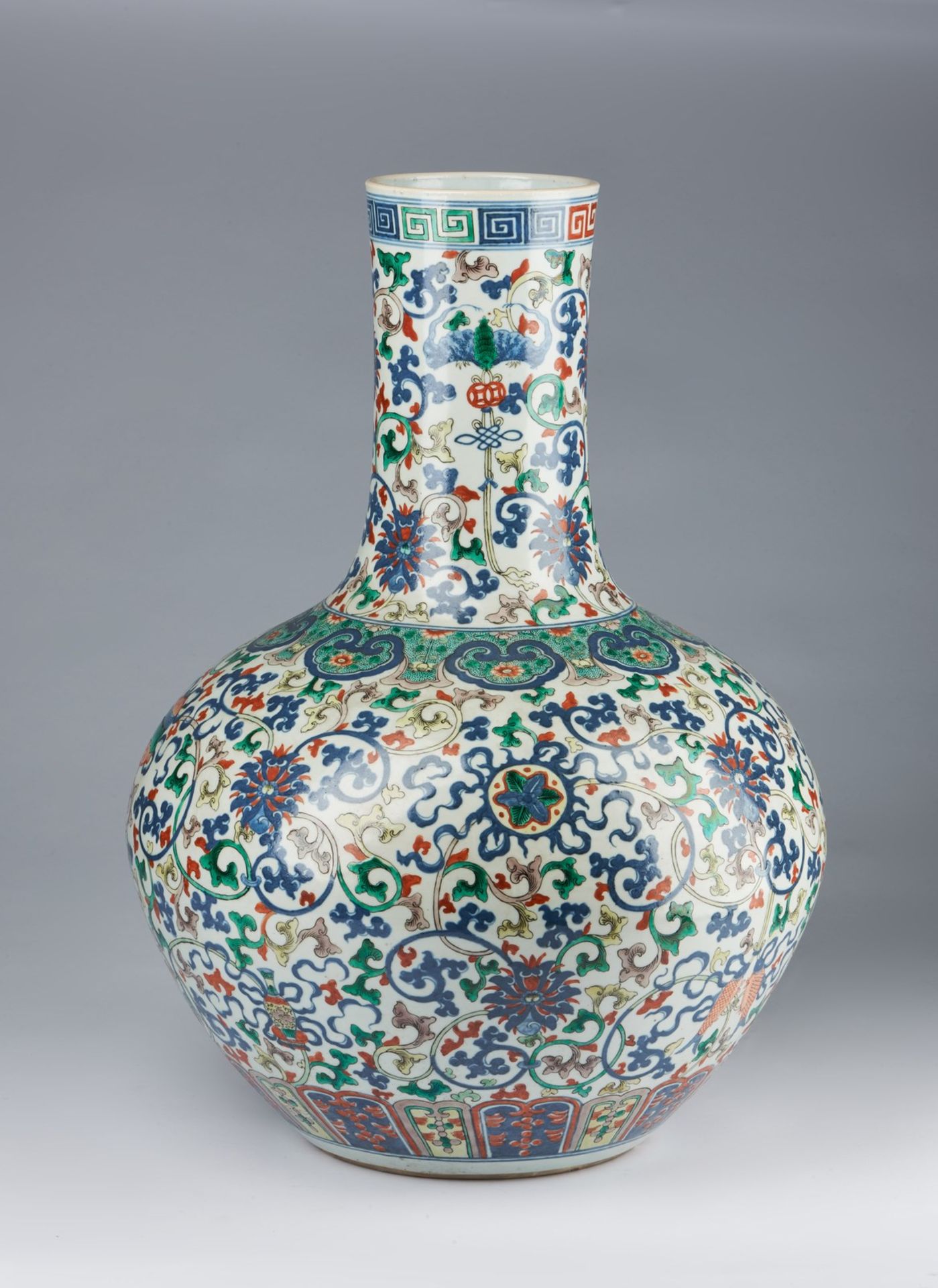 Arte Cinese A large tianchuping wucai porcelain vase bearing a Kangxi six character mark at the bas - Image 2 of 3