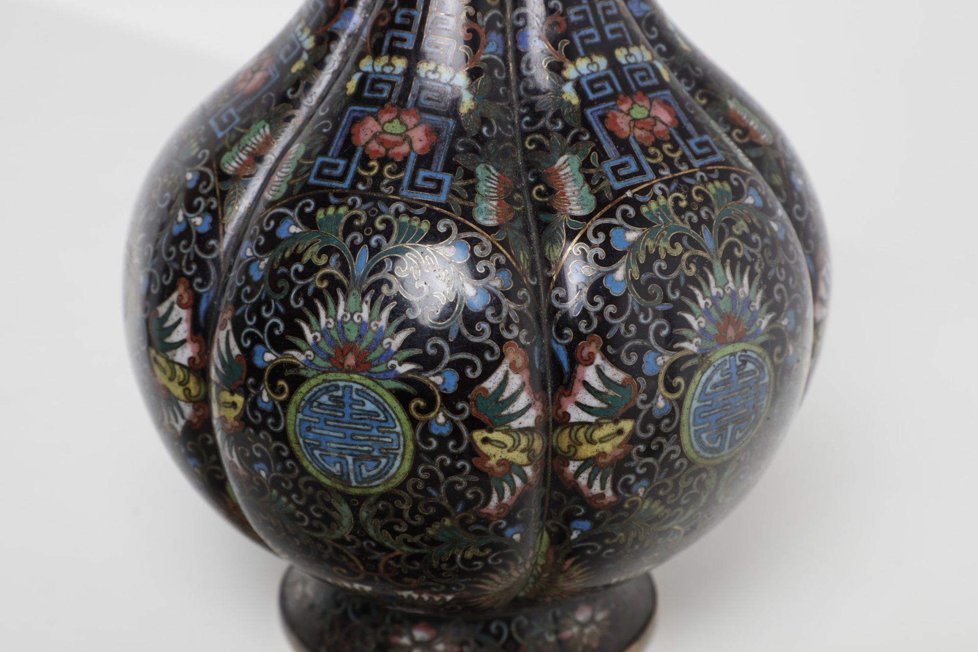Arte Cinese A fluted cloisonnè vase decorated with chrysanthemumChina, 19th century . - Image 3 of 3