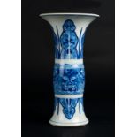 Arte Cinese A trumphet blue and white porcelain vase bearing a double circle mark at the base China