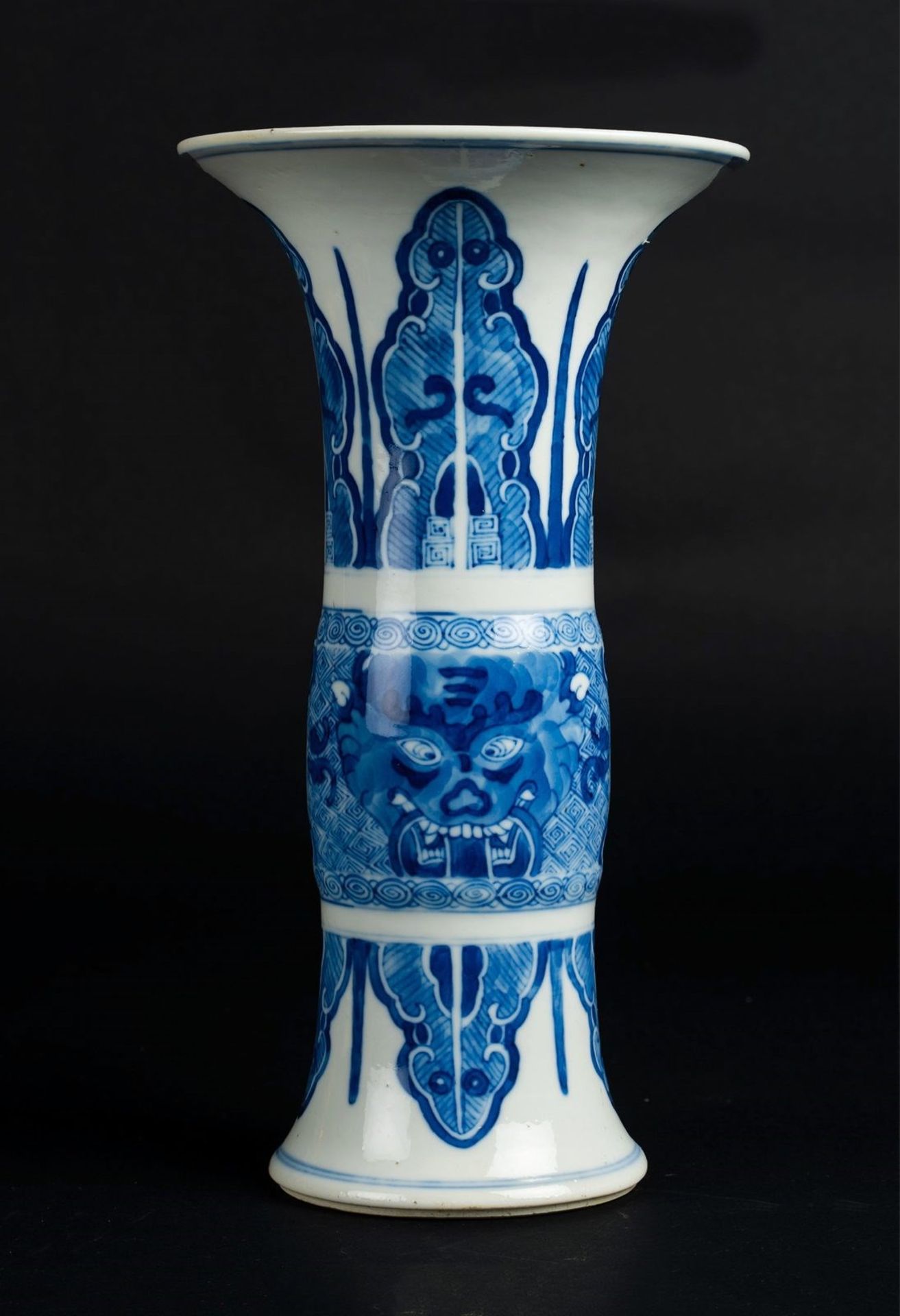 Arte Cinese A trumphet blue and white porcelain vase bearing a double circle mark at the base China