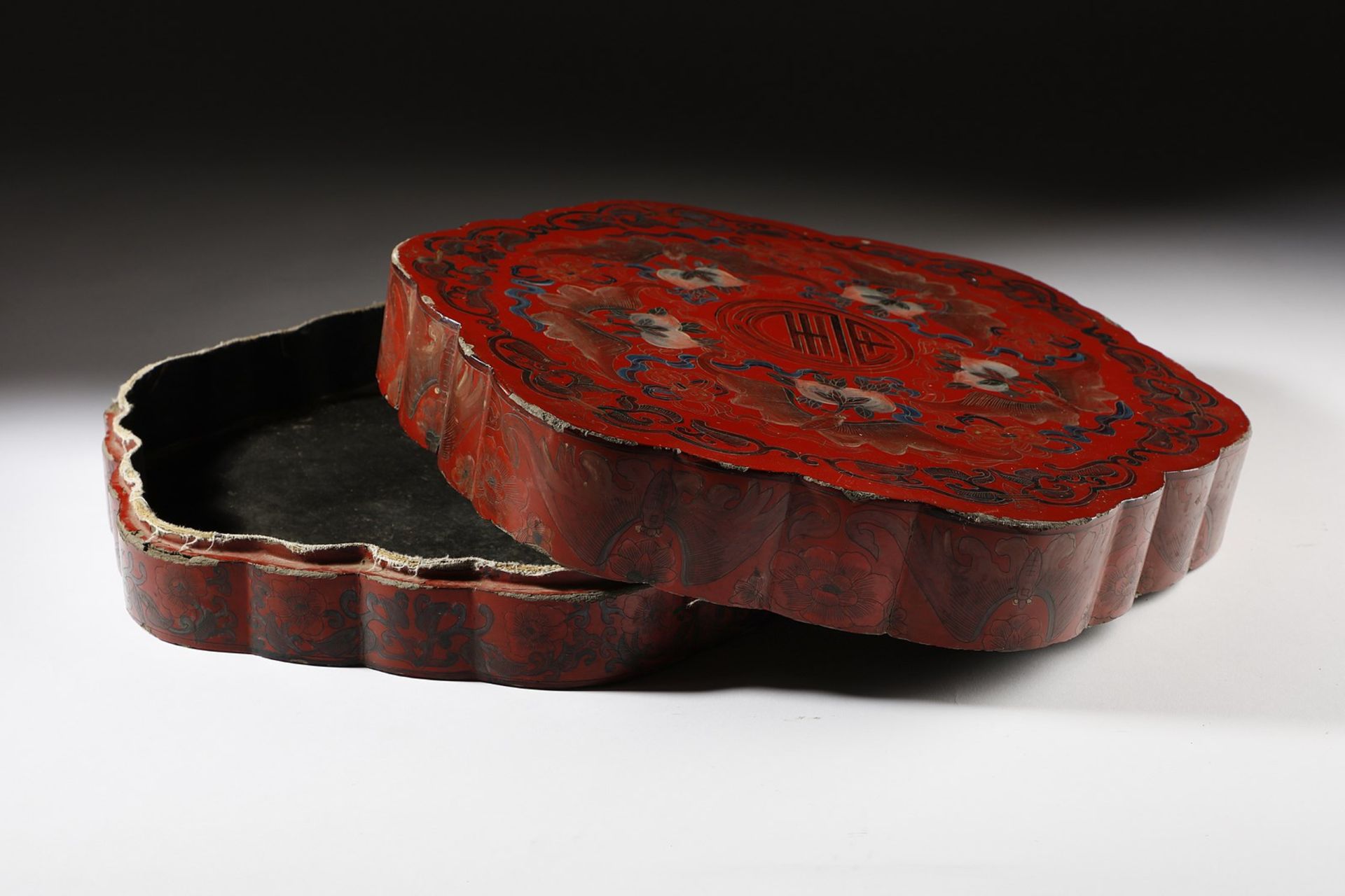 Arte Cinese A lobed edges Coromandel lacquered boxChina, Qing dynasty, 19th century . - Image 2 of 5