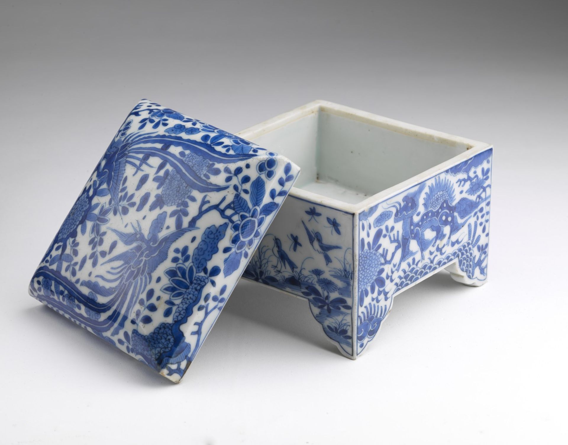 Arte Cinese A blue and white porcelain box and cover painted with phoenixes among leaves China, Qin - Image 2 of 3