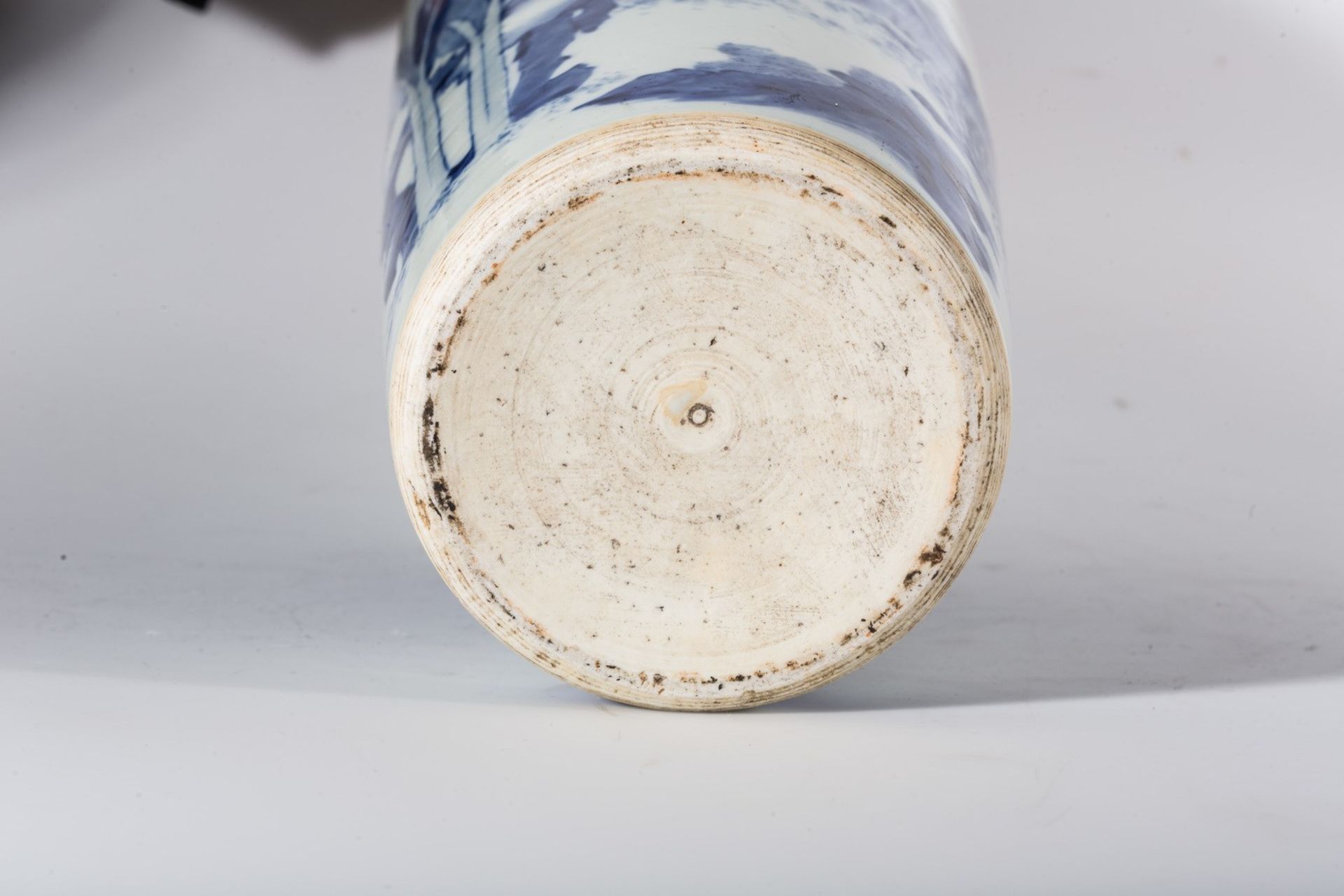 Arte Cinese A blue and white porcelain vase painted with pho dogChina, Transitional period, 17th ce - Image 3 of 4