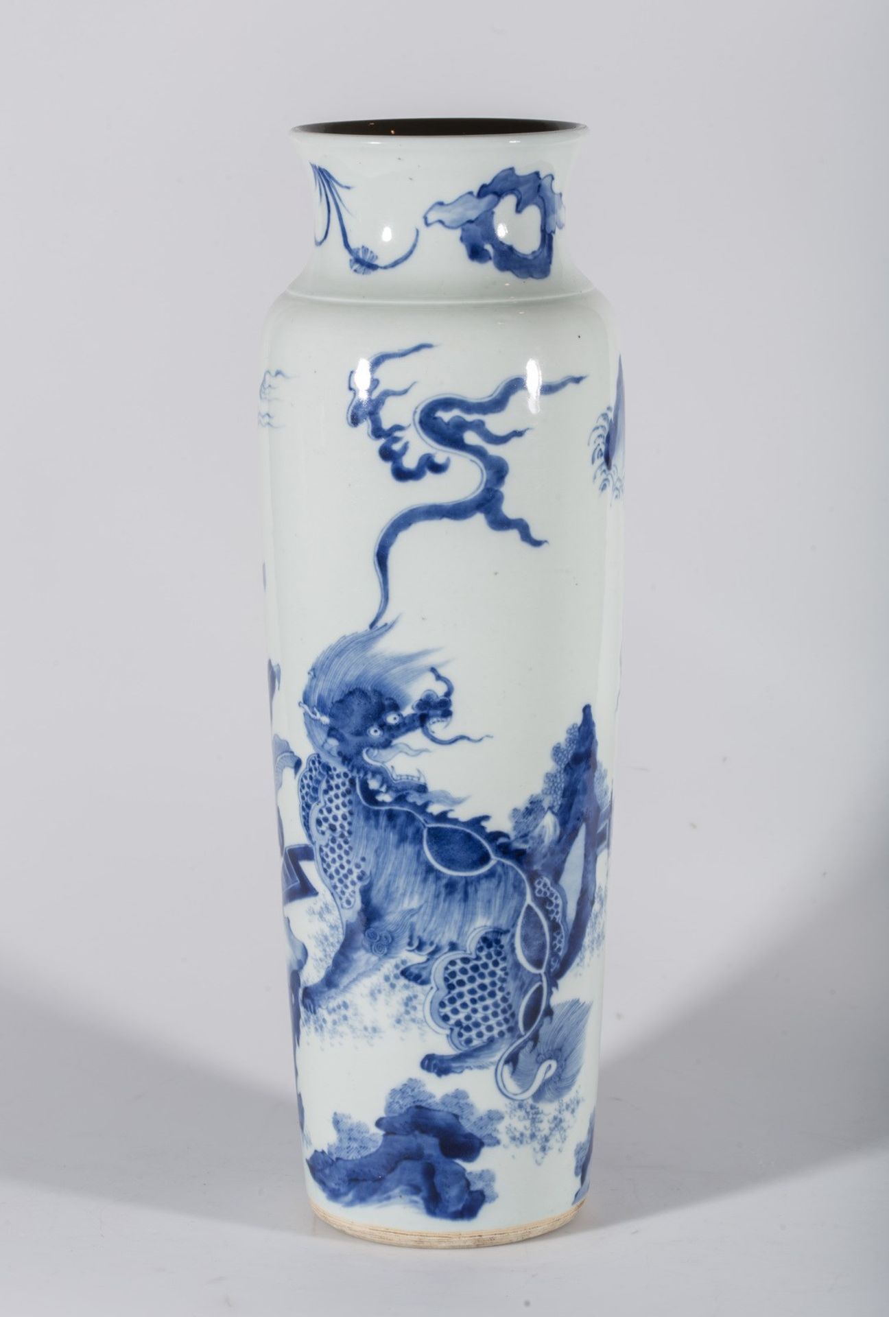 Arte Cinese A blue and white porcelain vase painted with pho dogChina, Transitional period, 17th ce - Image 2 of 4