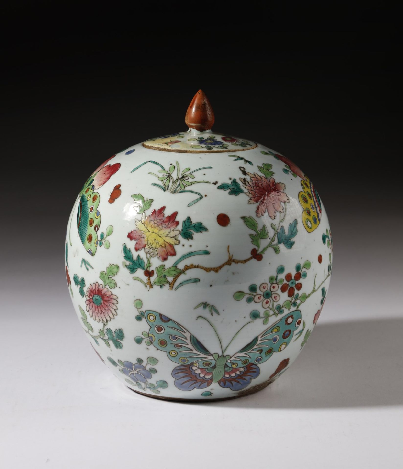 Arte Cinese A Canton famille rose porcelain potiche and cover decorated with butterflies among flow - Bild 2 aus 3