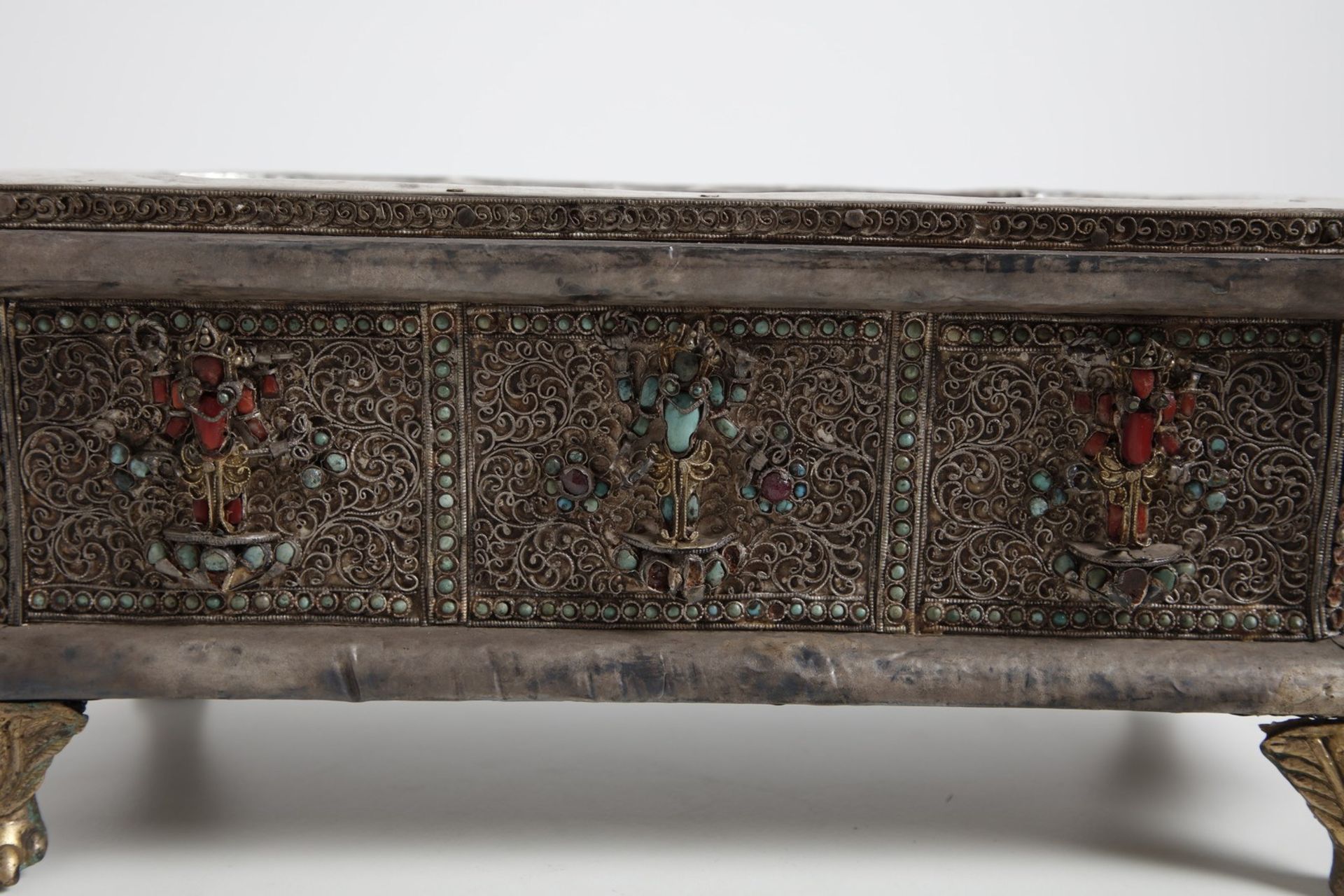Arte Himalayana A silver box encrusted with hard stones Nepal, early 20th century . - Image 6 of 7