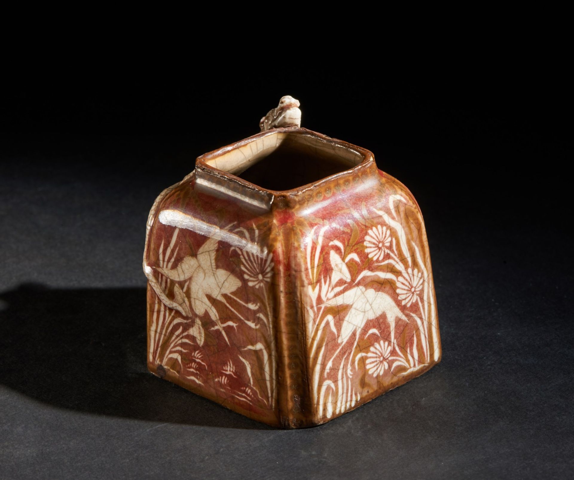 Arte Cinese A red enameled porcelain brush washer decorated with chilong China or Europe, 19th cent - Image 2 of 3