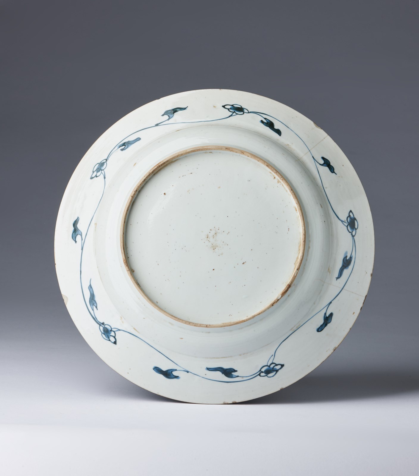 Arte Cinese A blue and white porcelain export dishChina, Ming dynasty, Wanli period, 16th century. - Image 2 of 2