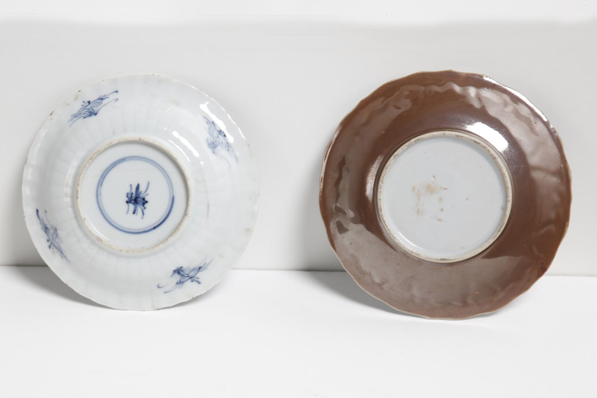 Arte Cinese A blue and white porcelain vase and two dishes China, Qing dynasty, Kangxi period, 17th - Image 4 of 4