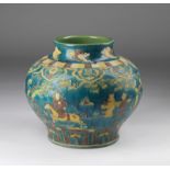 Arte Cinese A large fahua turquoise ground jarChina, Qing dynasty, 19th century or earlier.