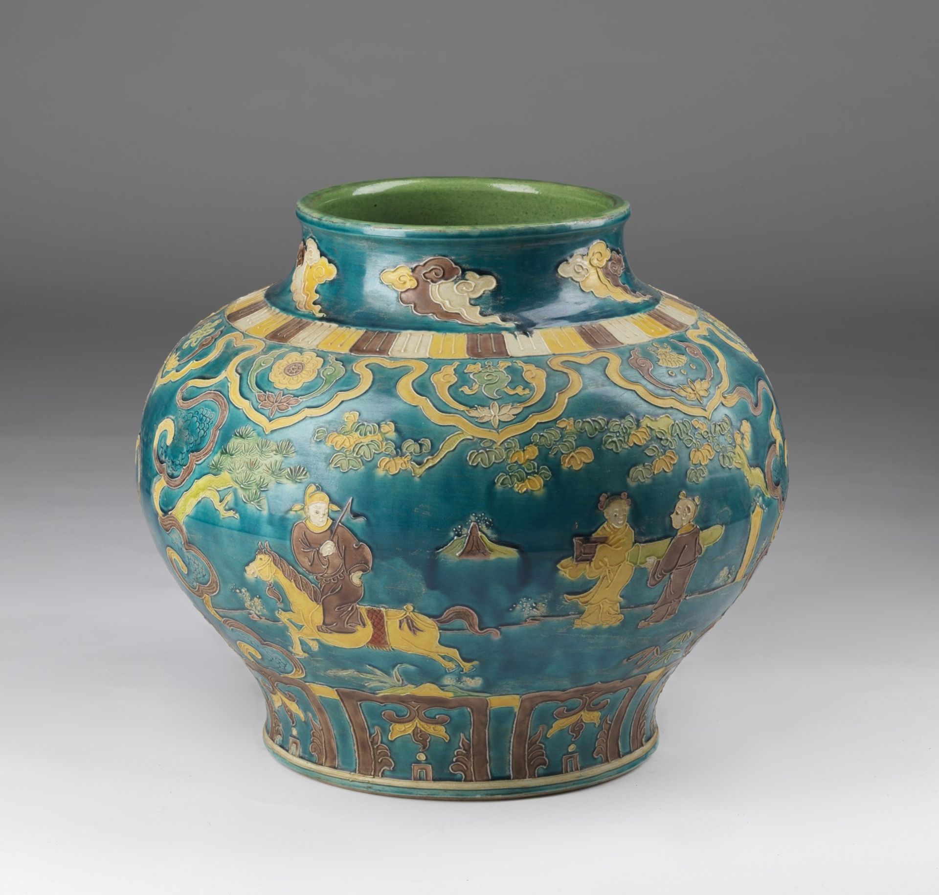 Arte Cinese A large fahua turquoise ground jarChina, Qing dynasty, 19th century or earlier.