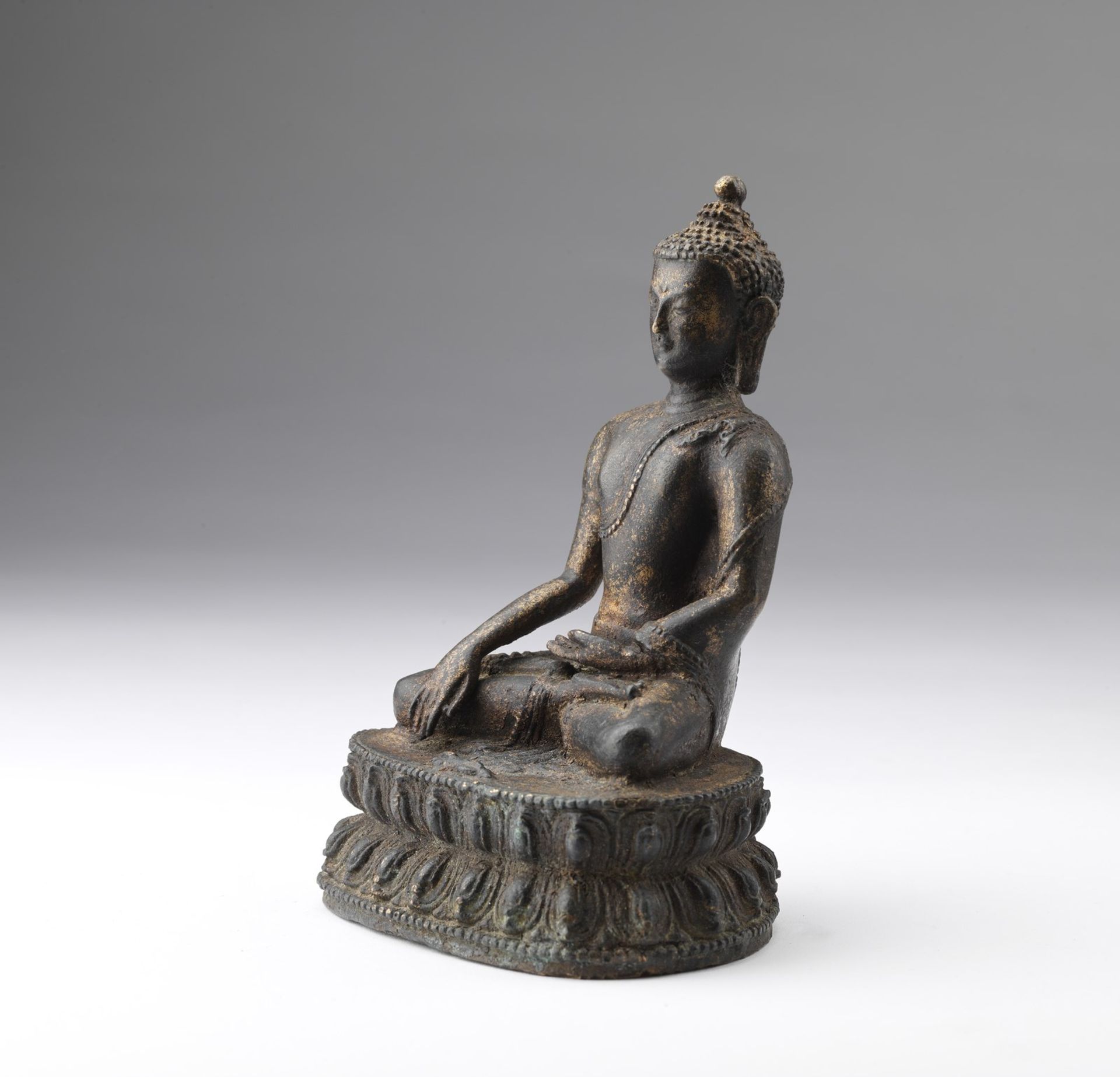 Arte Cinese A bronze figure of Buddha China, Qing dynasty, 18th century (?) . - Image 2 of 4