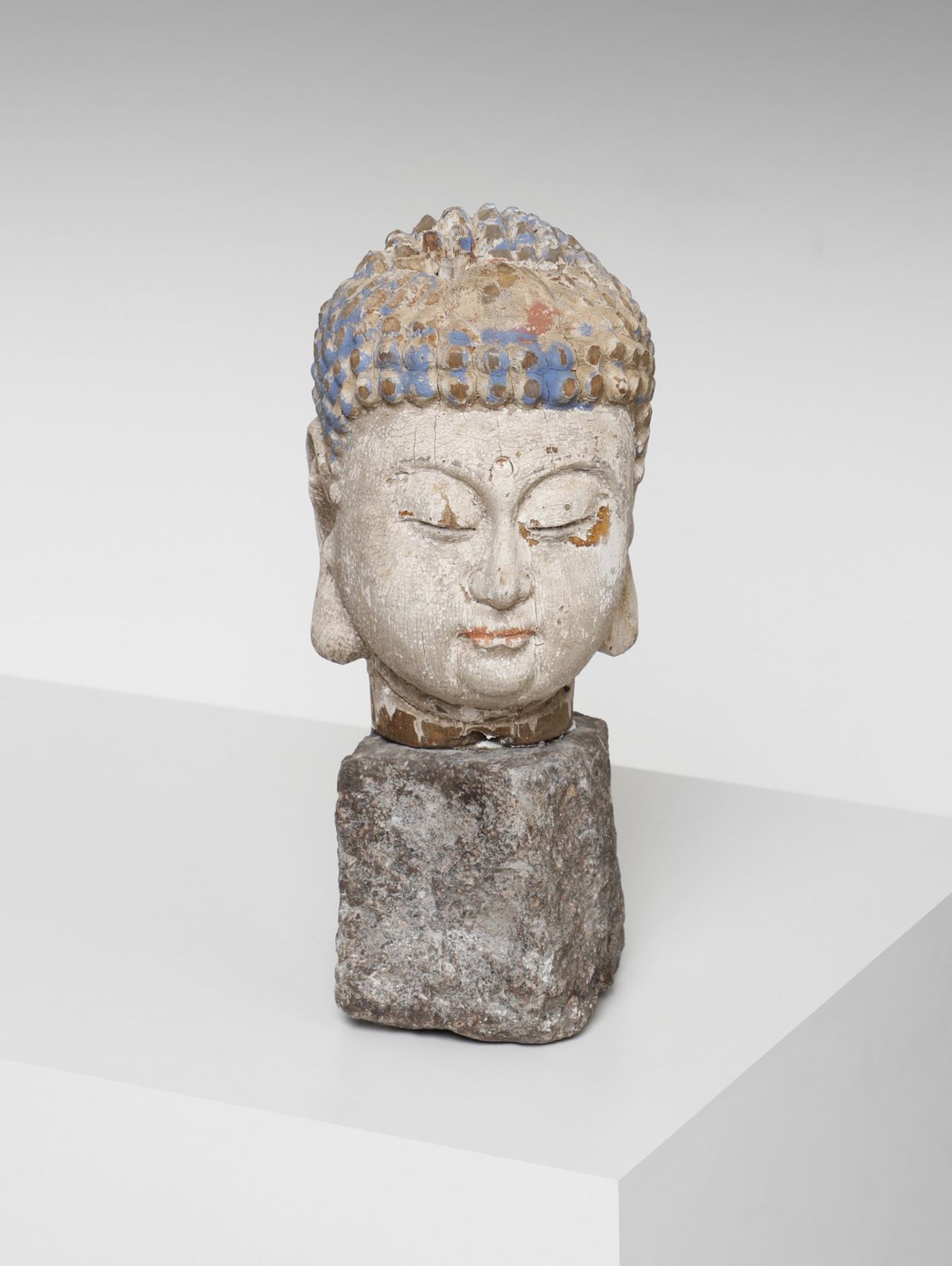 Arte Sud-Est Asiatico A wood painted head of Buddha Burma, 19th century .