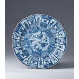 Arte Cinese A blue and white porcelain export dishChina, Ming dynasty, Wanli period, 16th century.