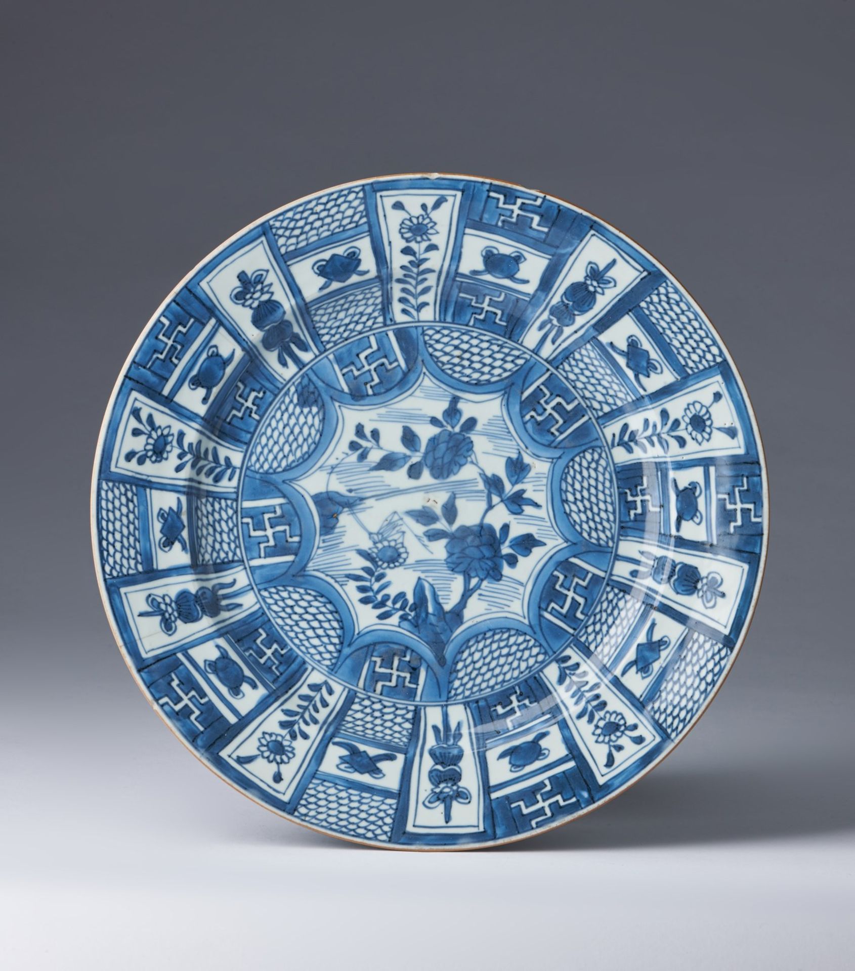 Arte Cinese A blue and white porcelain export dishChina, Ming dynasty, Wanli period, 16th century.